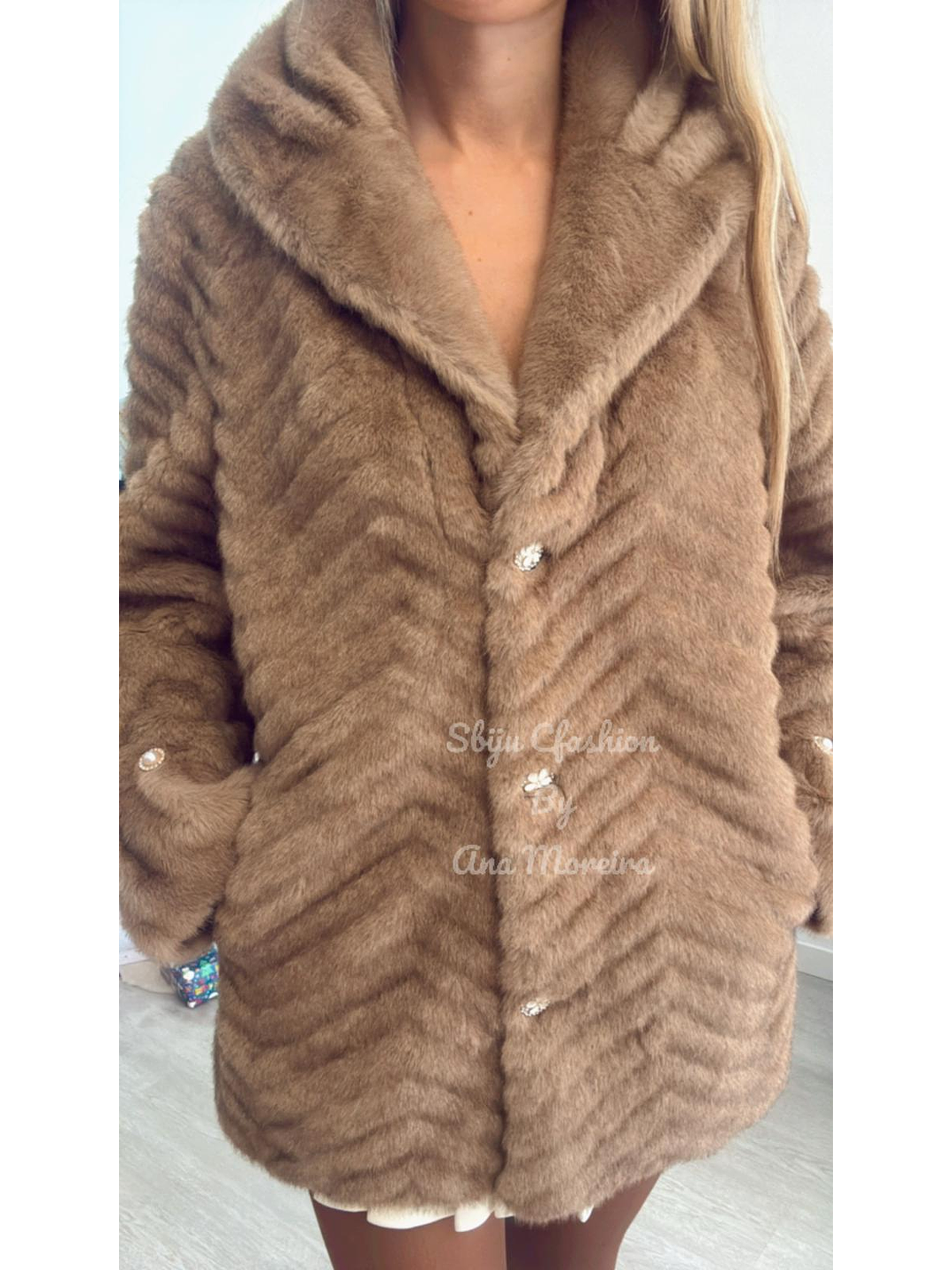 Casaco em pelo castanho com detalhe de botões em pérolas nas mangas 6