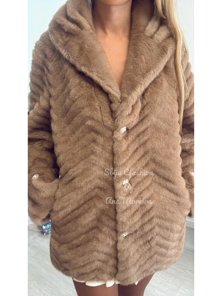 Casaco em pelo castanho com detalhe de botões em pérolas nas mangas 6