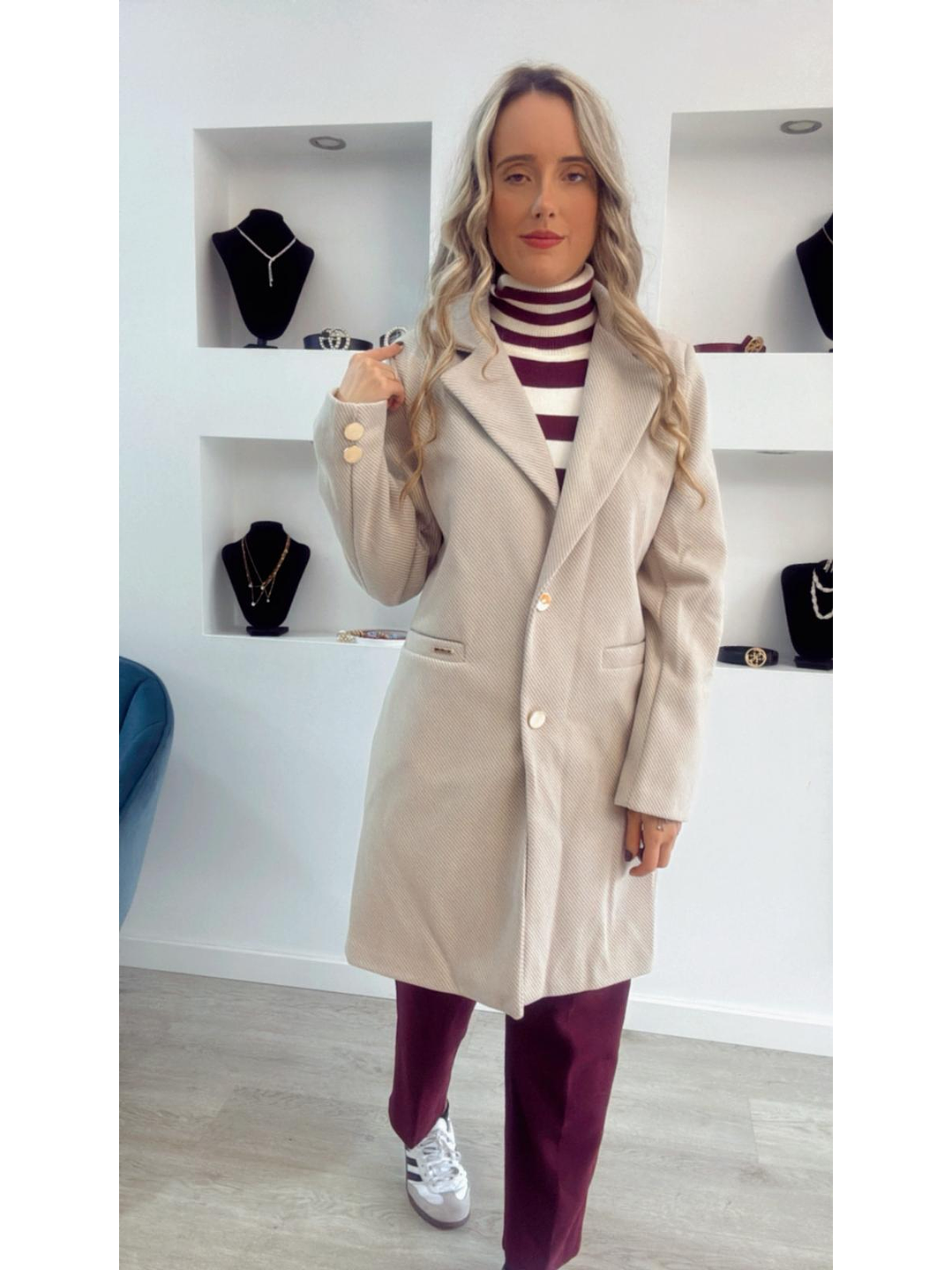 Casaco em fazenda com botões dourados - TU 9