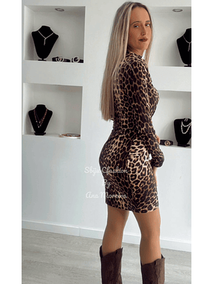 Vestido com estampado leopardo e detalhe dourado na cinta