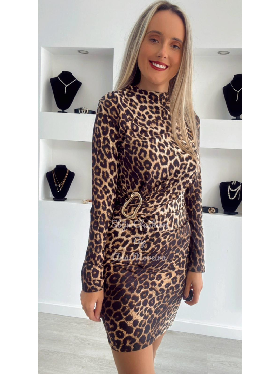 Vestido com estampado leopardo e detalhe dourado na cinta 5