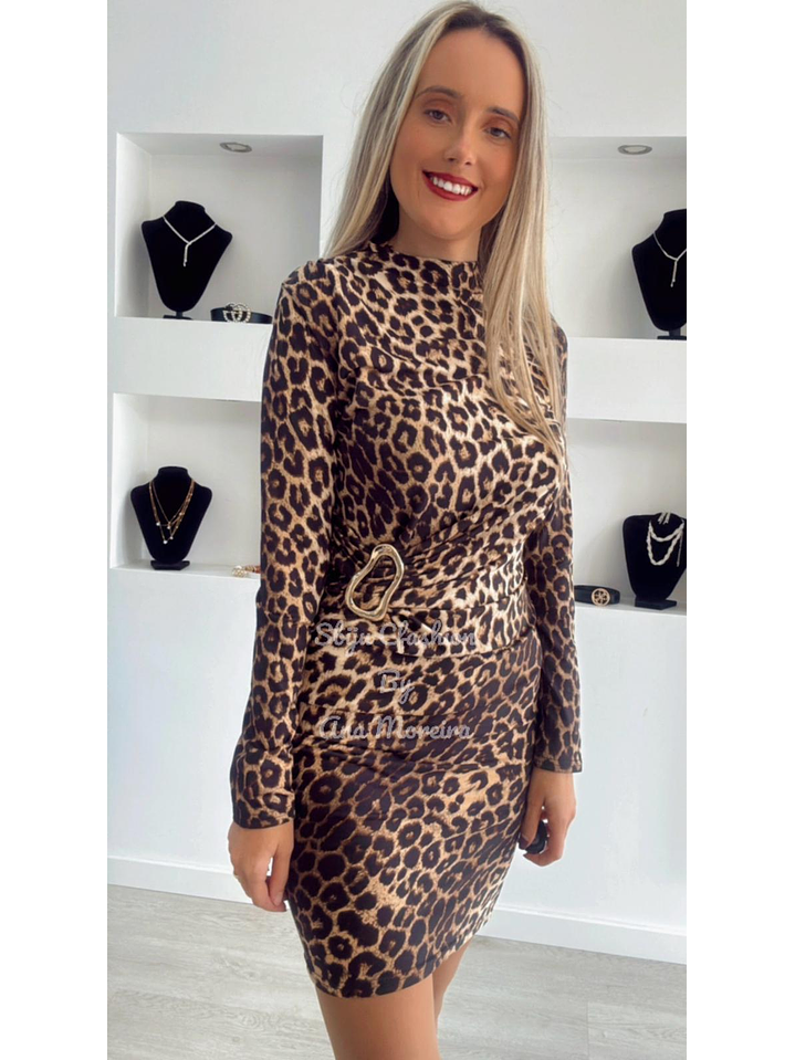 Vestido com estampado leopardo e detalhe dourado na cinta 5