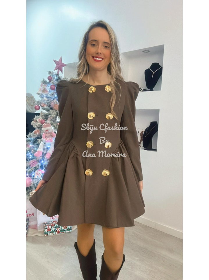 Vestido Mochy Godê com Botões Dourados 4
