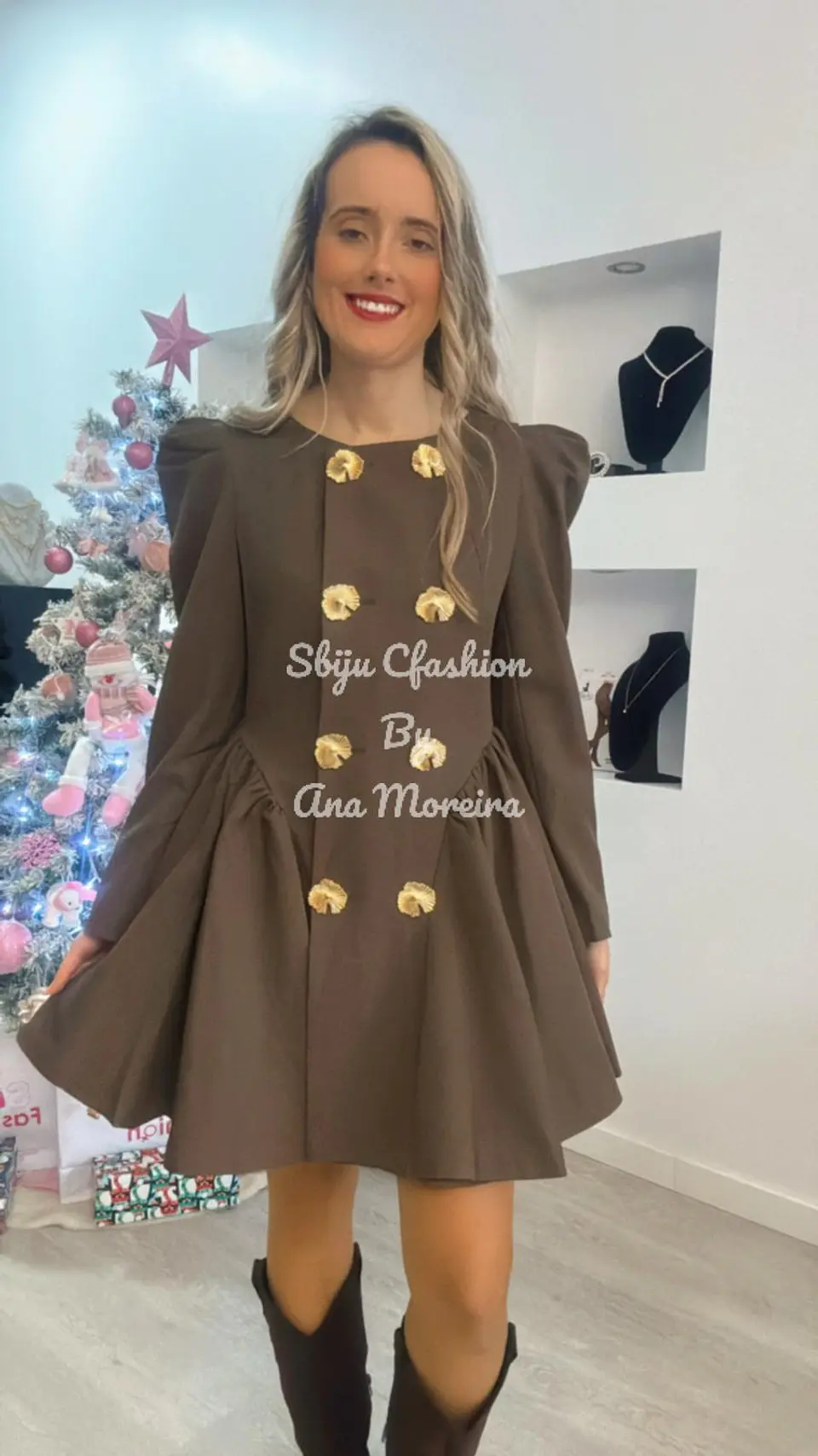 Vestido Mochy Godê com Botões Dourados 4