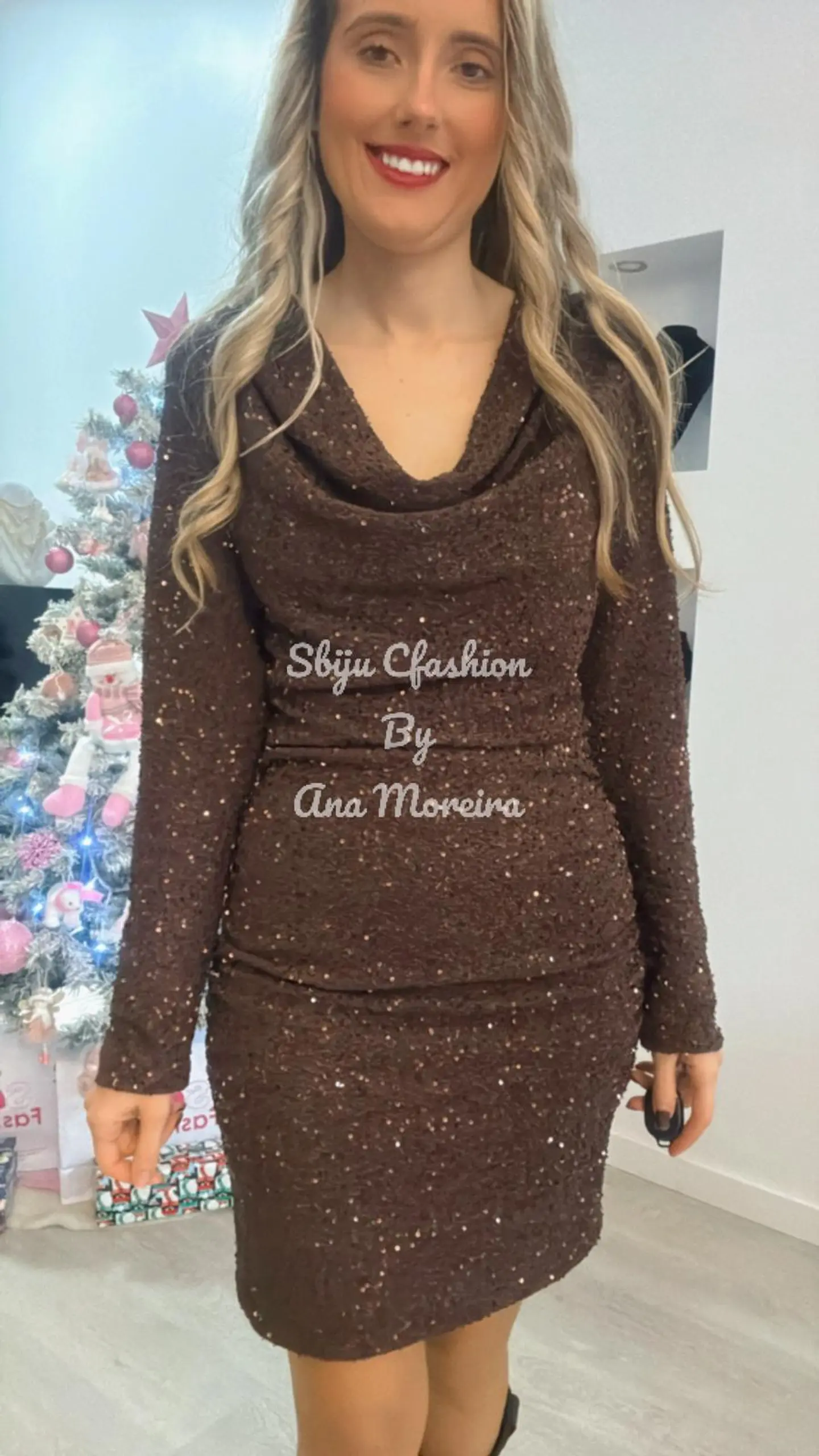 Vestido Justo com Brilhos e Gola Caída 5