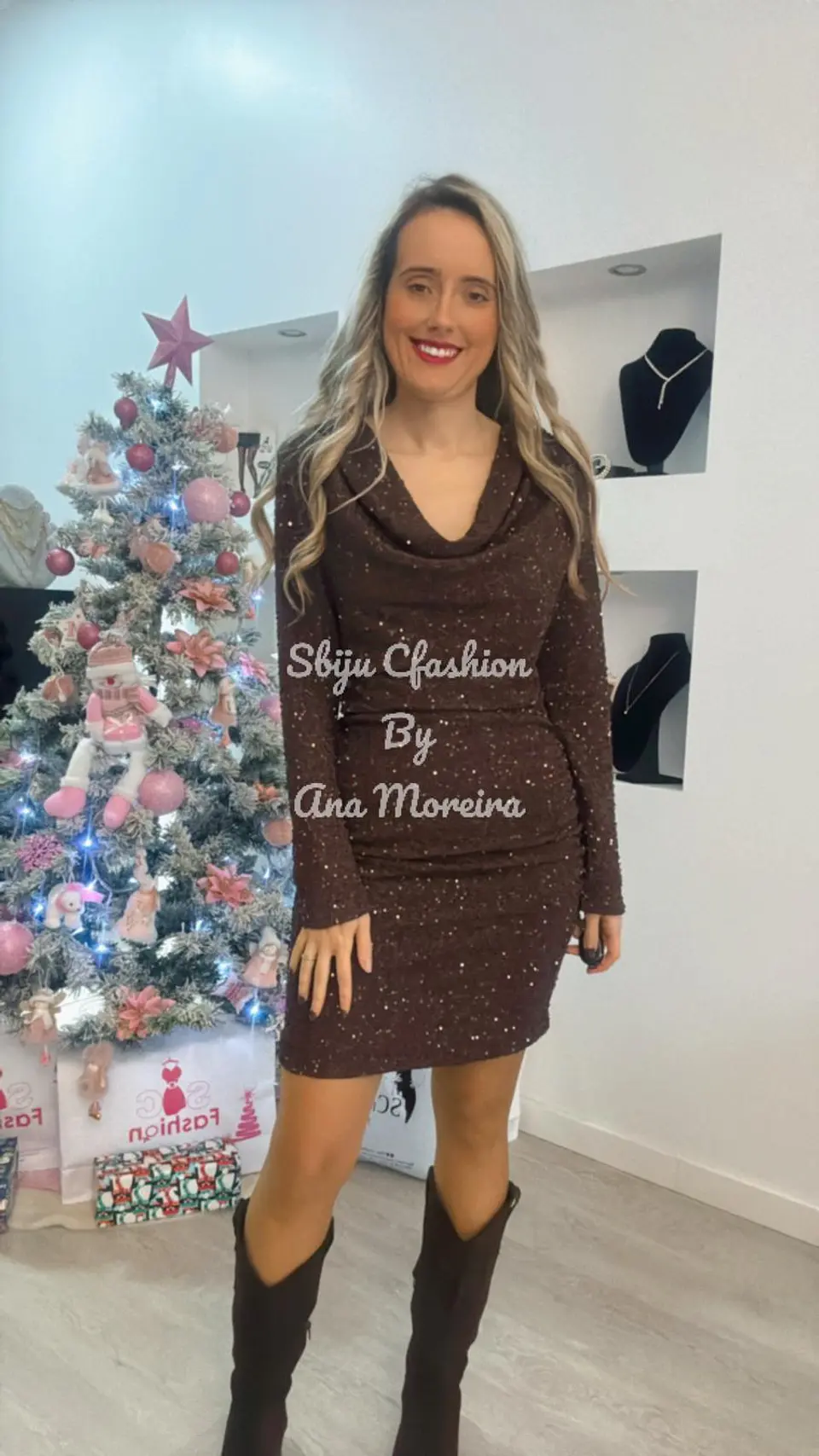 Vestido Justo com Brilhos e Gola Caída 4