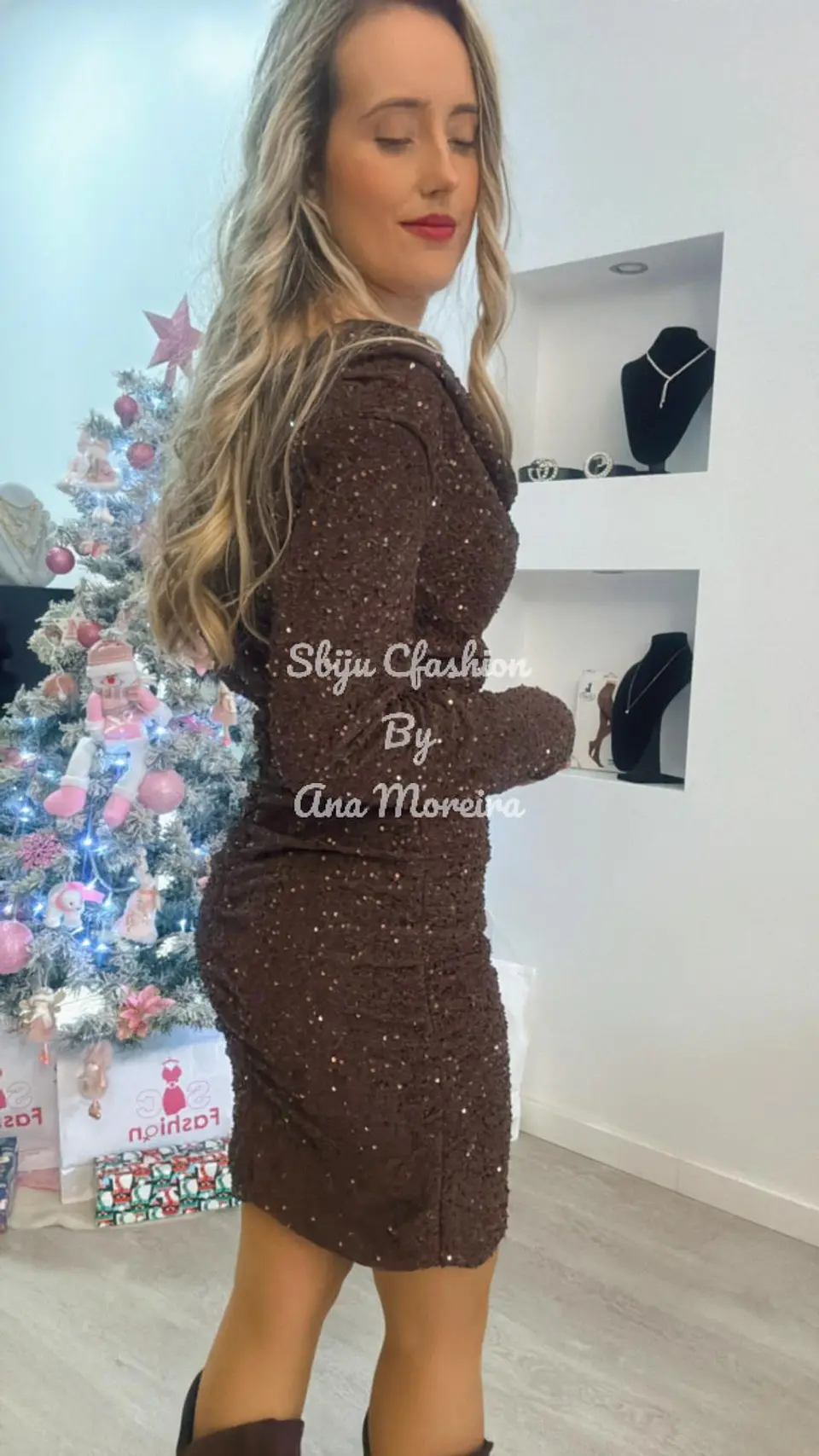 Vestido Justo com Brilhos e Gola Caída 2