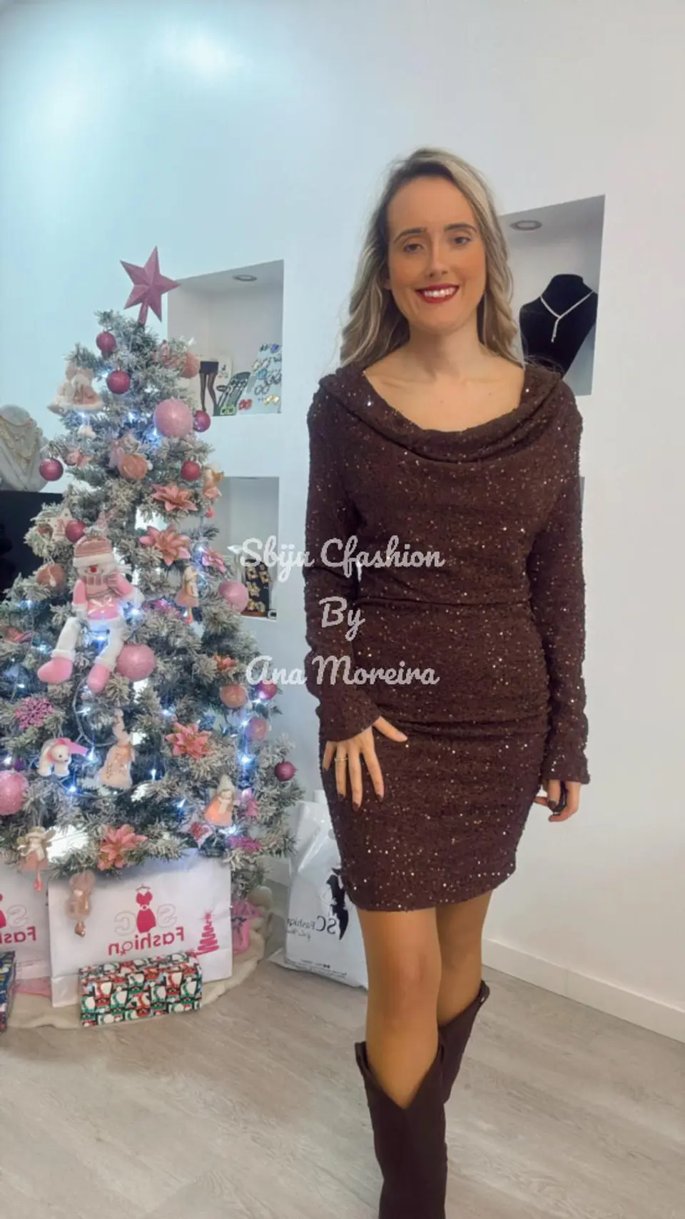 Vestido Justo com Brilhos e Gola Caída 6