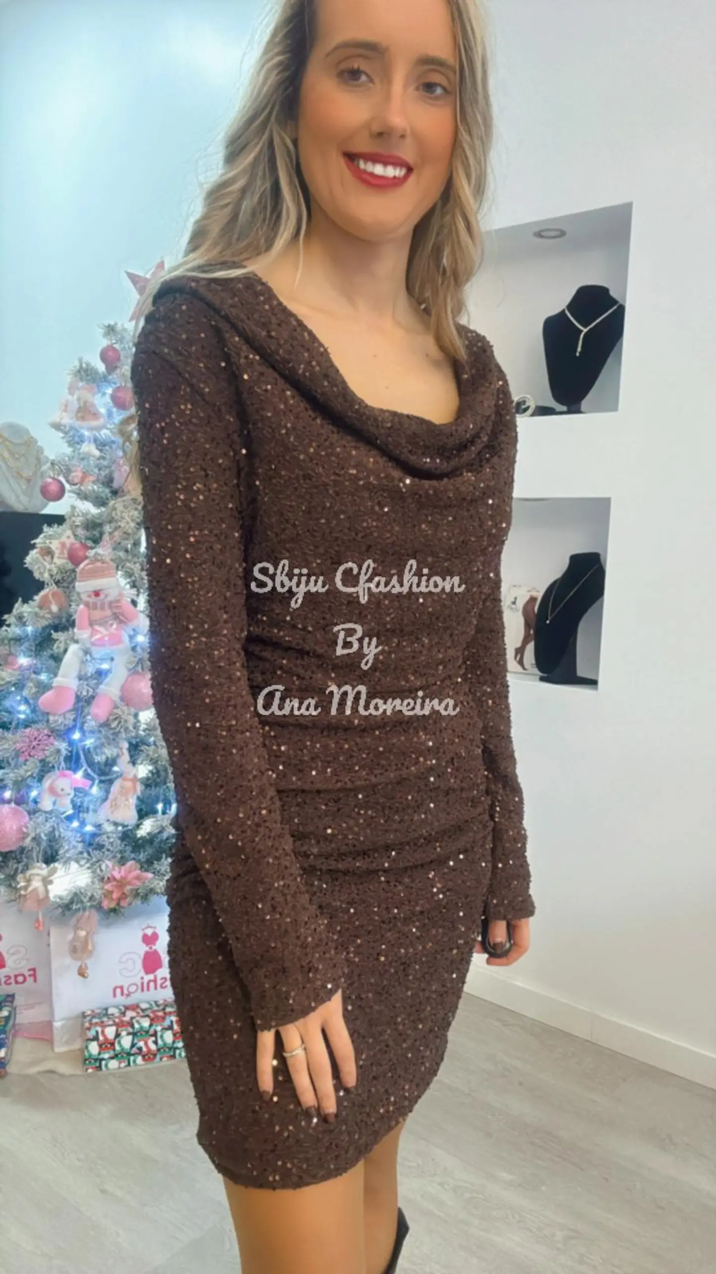 Vestido Justo com Brilhos e Gola Caída 7