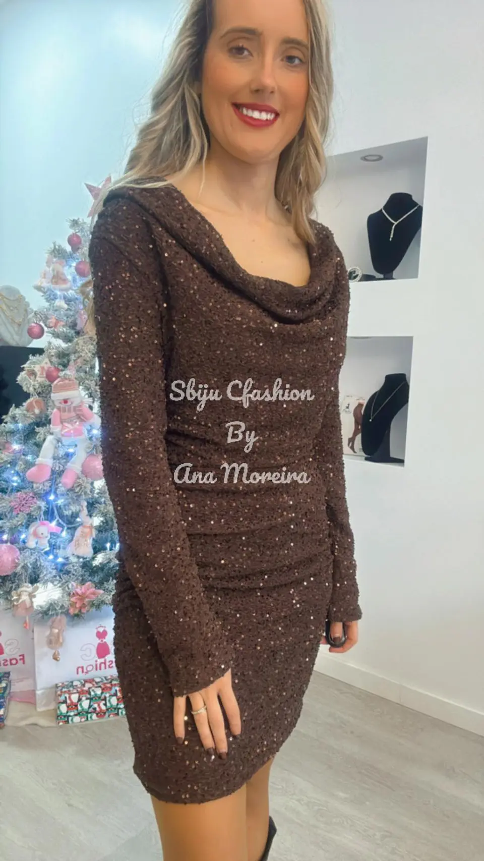 Vestido Justo com Brilhos e Gola Caída 7