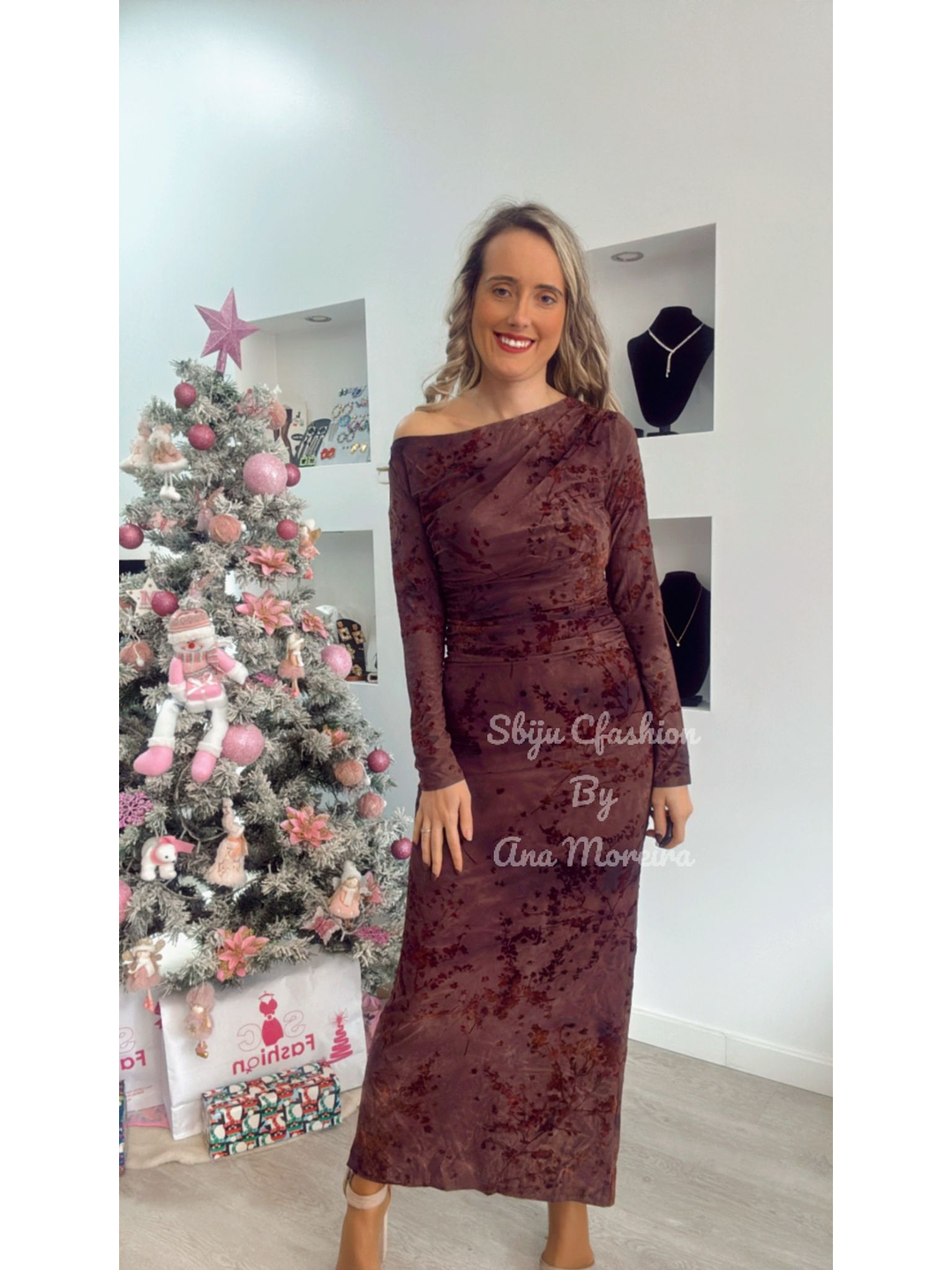 Vestido Comprido com Ombro Descaído e Racha Atrás 8