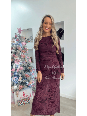 Vestido Comprido com Ombro Descaído e Racha Atrás