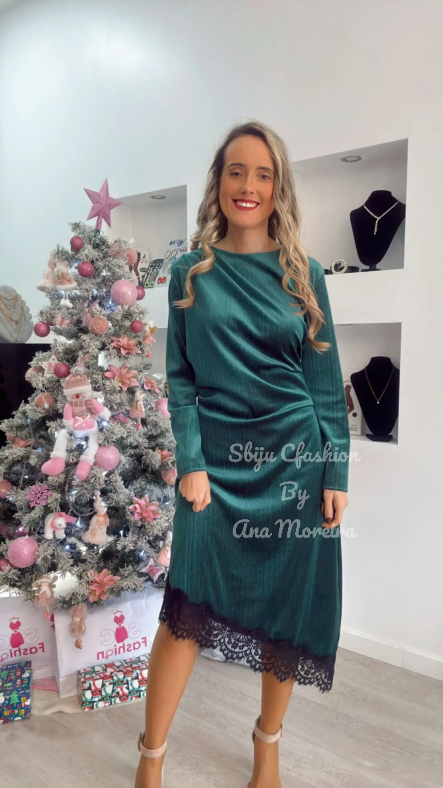 Vestido em Veludo com Renda - TU 6