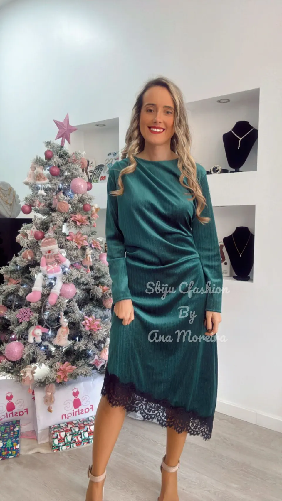 Vestido em Veludo com Renda - TU 6