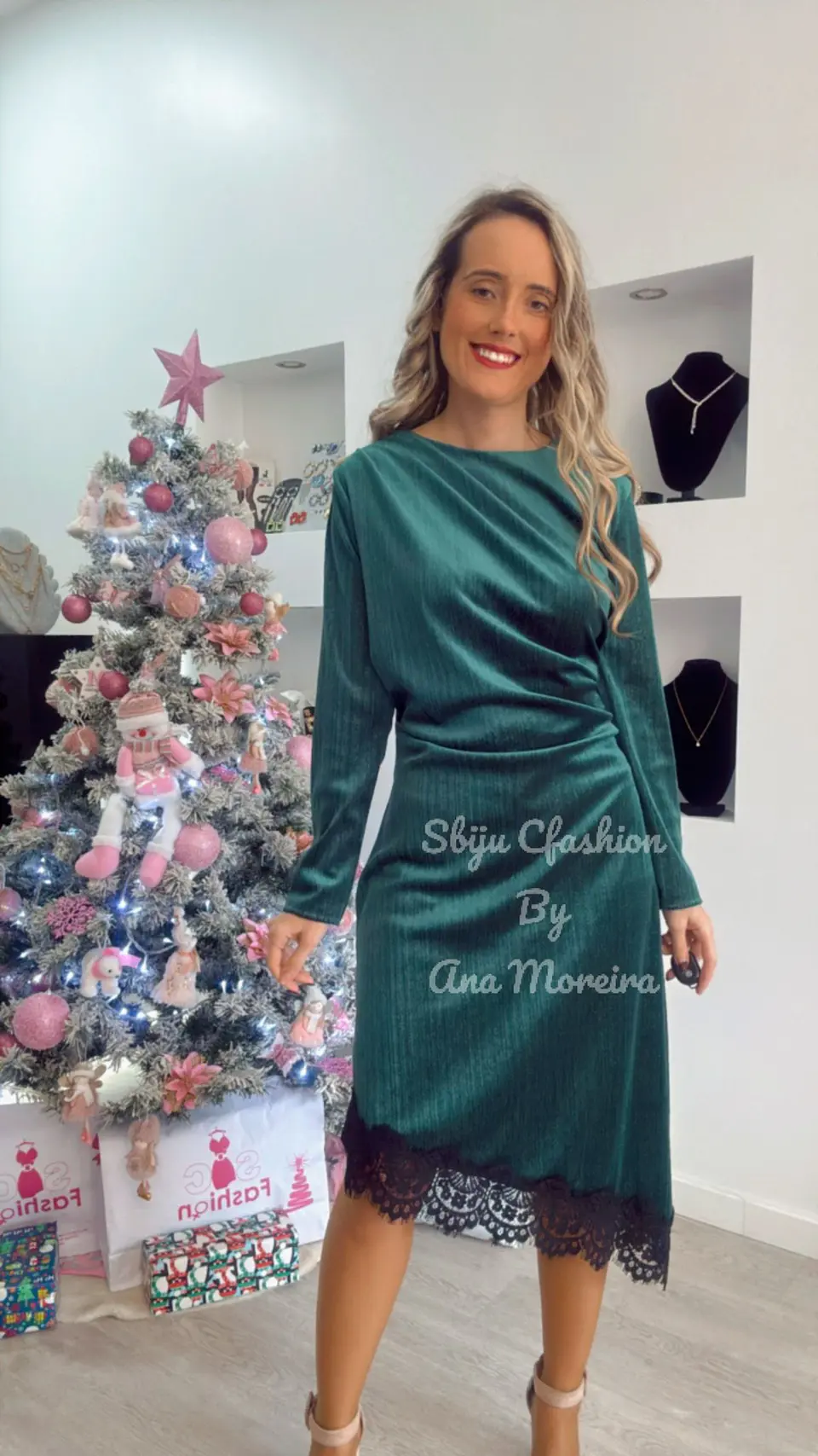 Vestido em Veludo com Renda - TU 8