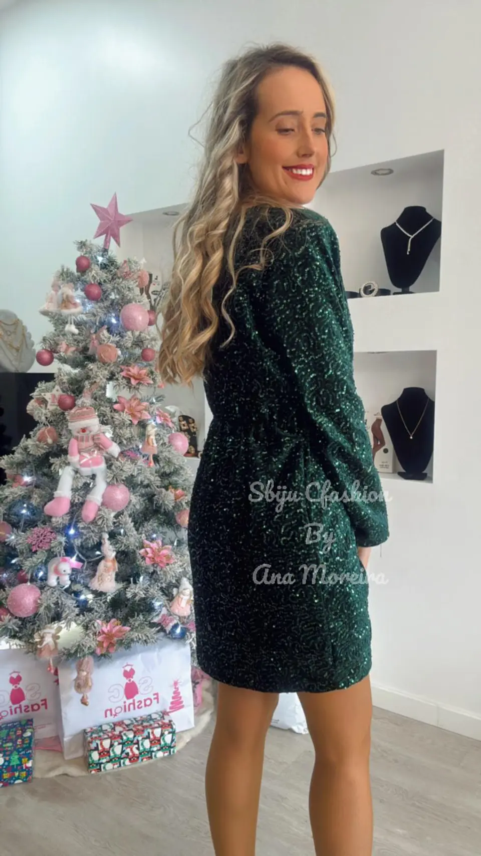 Vestido em Lantejoulas com Detalhe Dourado na Cinta - TU 2