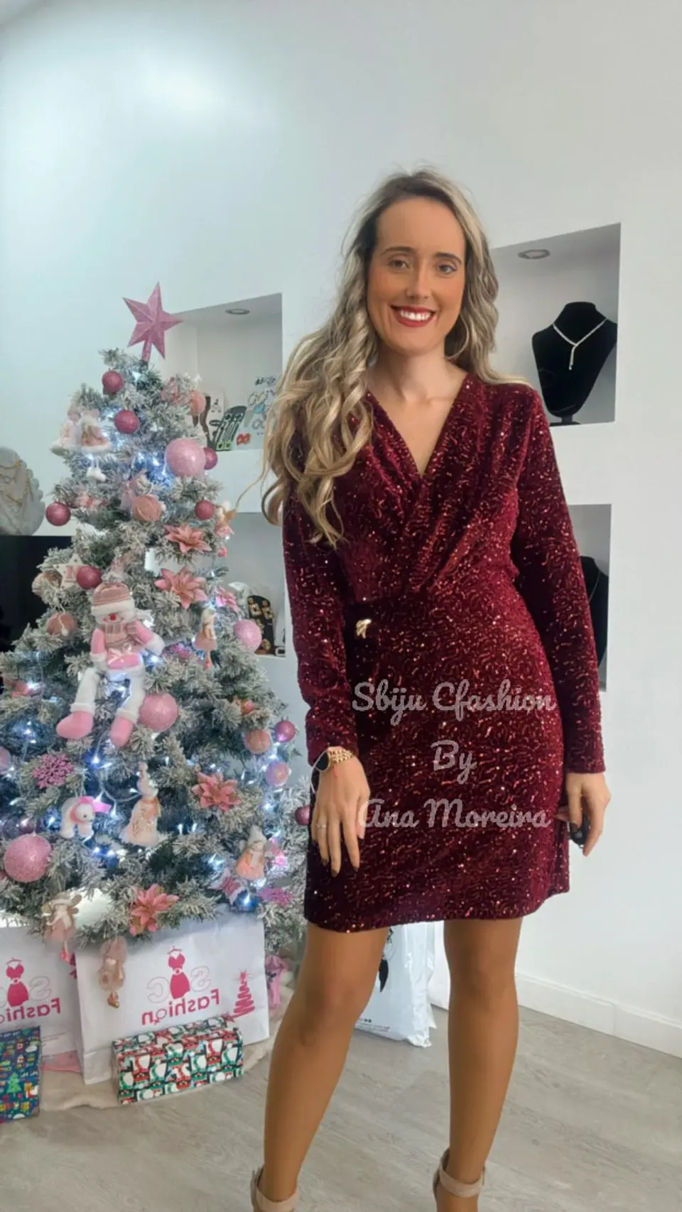 Vestido em Lantejoulas com Detalhe Dourado na Cinta - TU 7