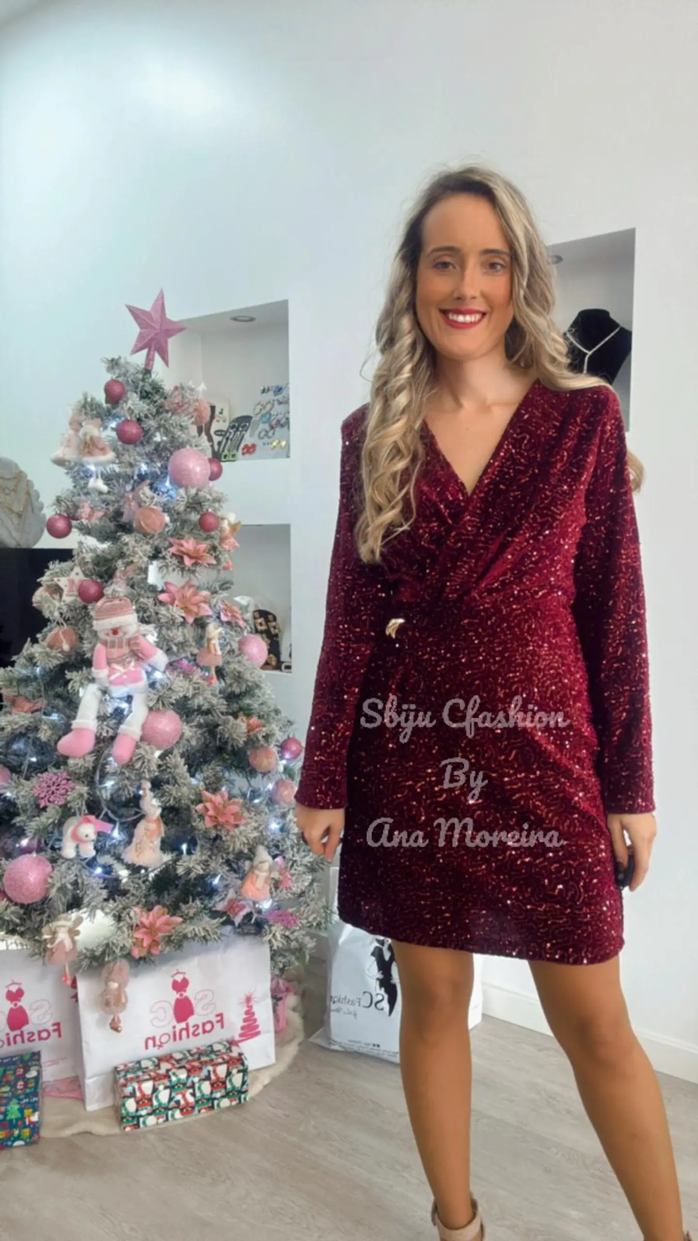 Vestido em Lantejoulas com Detalhe Dourado na Cinta - TU 9