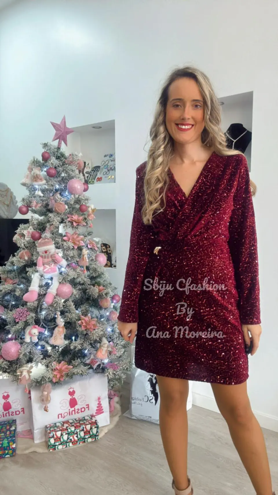 Vestido em Lantejoulas com Detalhe Dourado na Cinta - TU 9