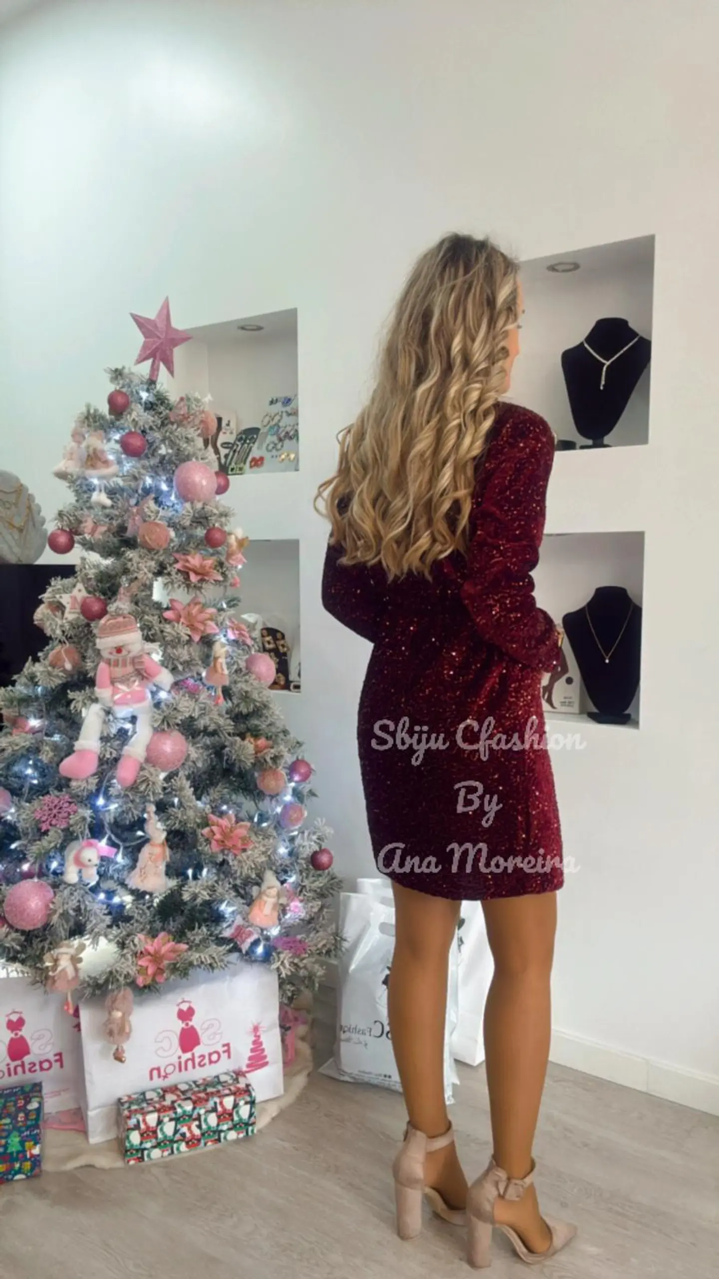 Vestido em Lantejoulas com Detalhe Dourado na Cinta - TU 8