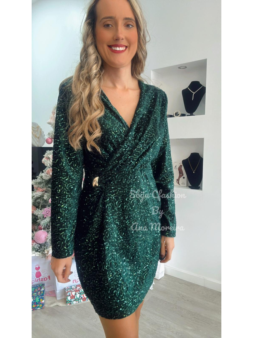 Vestido em Lantejoulas com Detalhe Dourado na Cinta - TU 3