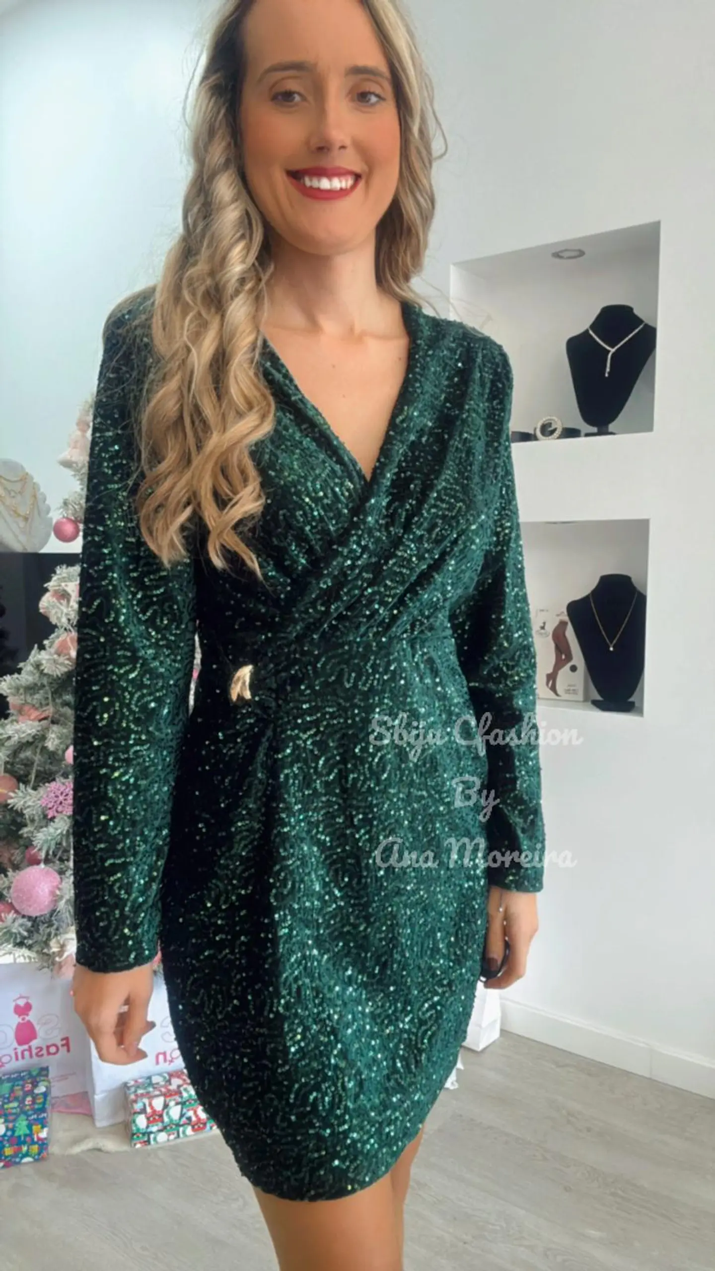 Vestido em Lantejoulas com Detalhe Dourado na Cinta - TU 3