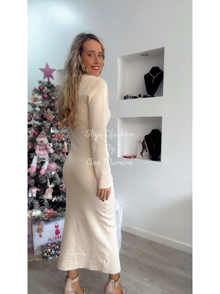 Vestido em Malha com Racha e Detalhes em Dourado 2