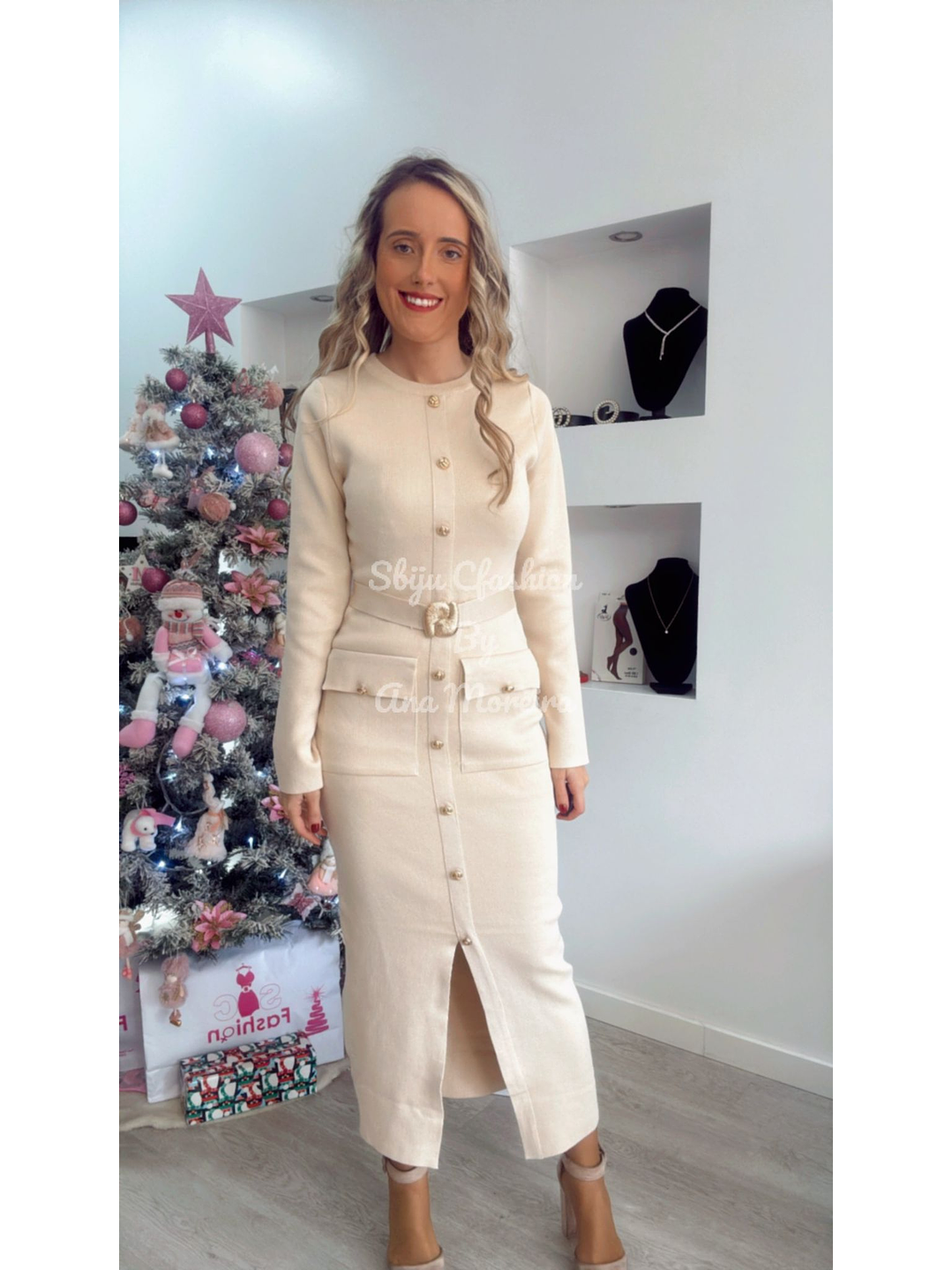 Vestido em Malha com Racha e Detalhes em Dourado 1