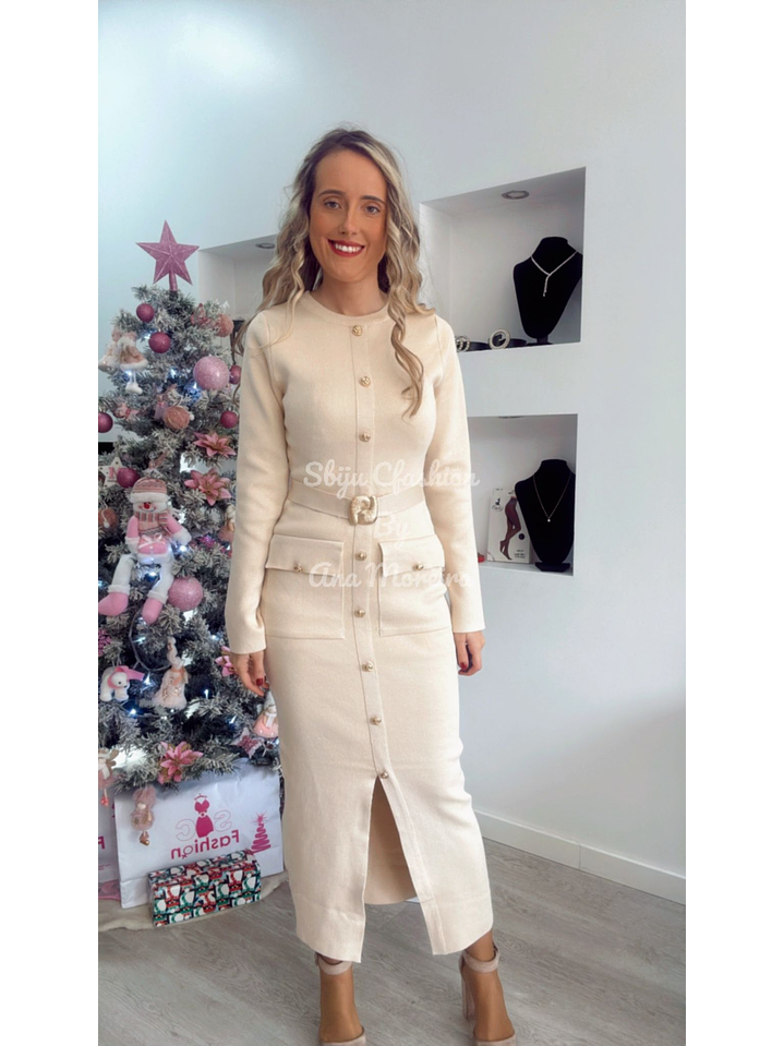 Vestido em Malha com Racha e Detalhes em Dourado 1