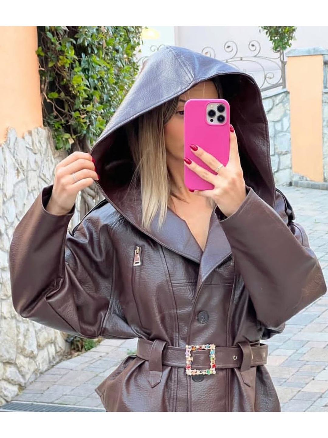 Casaca em Ecopele com Capuz e Cinto com Brilhantes - TU 2