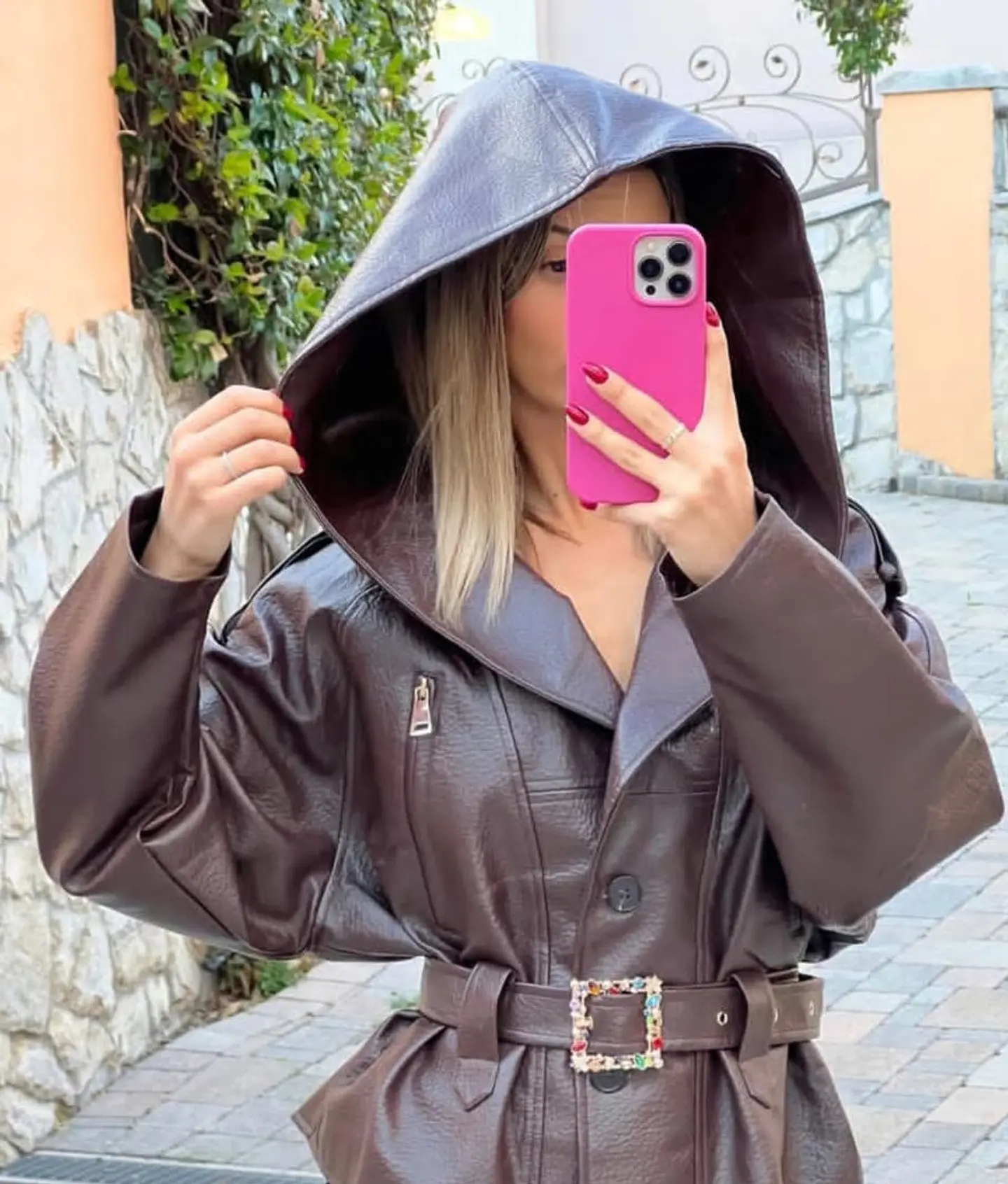 Casaca em Ecopele com Capuz e Cinto com Brilhantes - TU 2