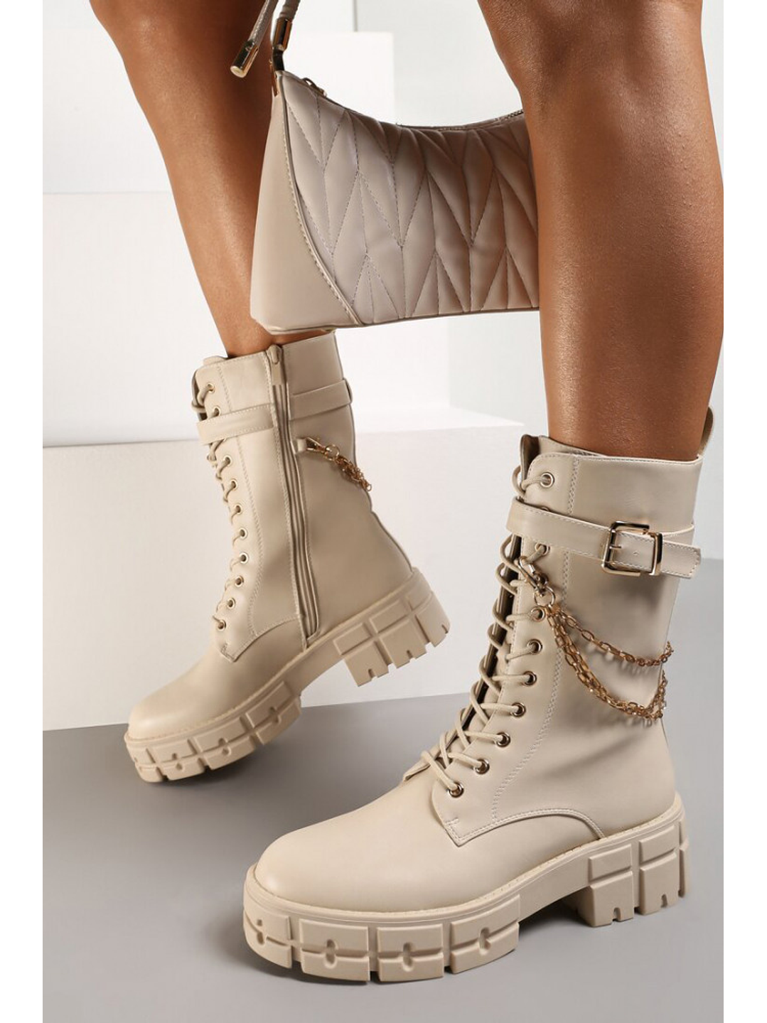 Bota Bege com Detalhe de Corrente 1