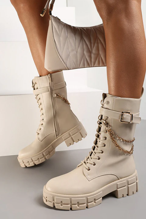Bota Bege com Detalhe de Corrente