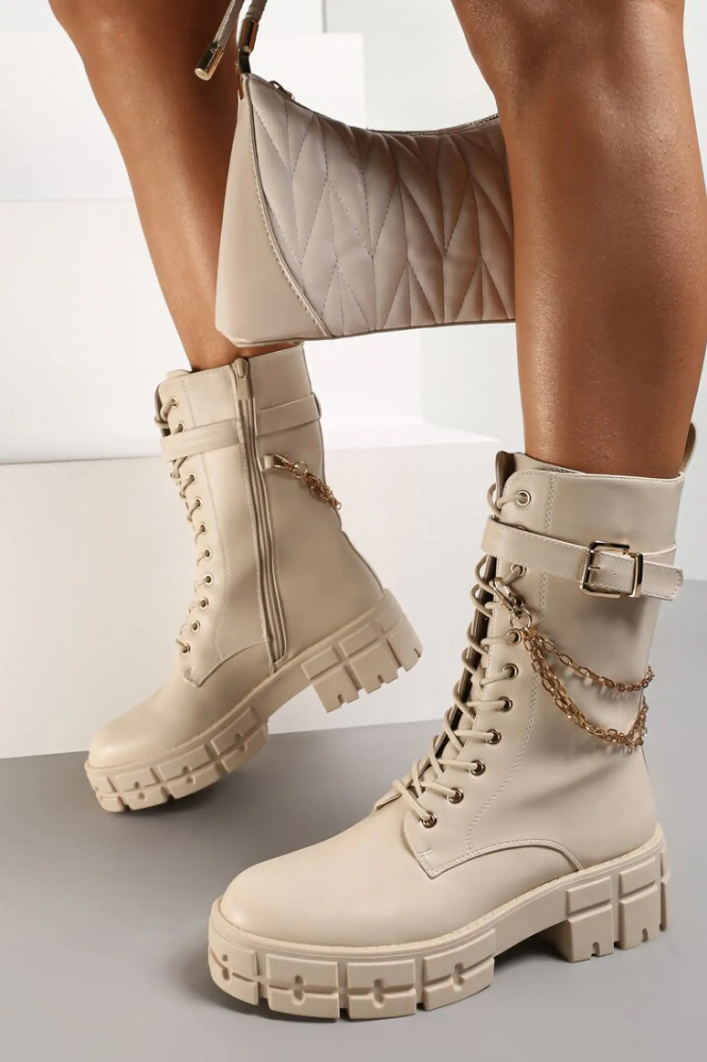 Bota Bege com Detalhe de Corrente 1