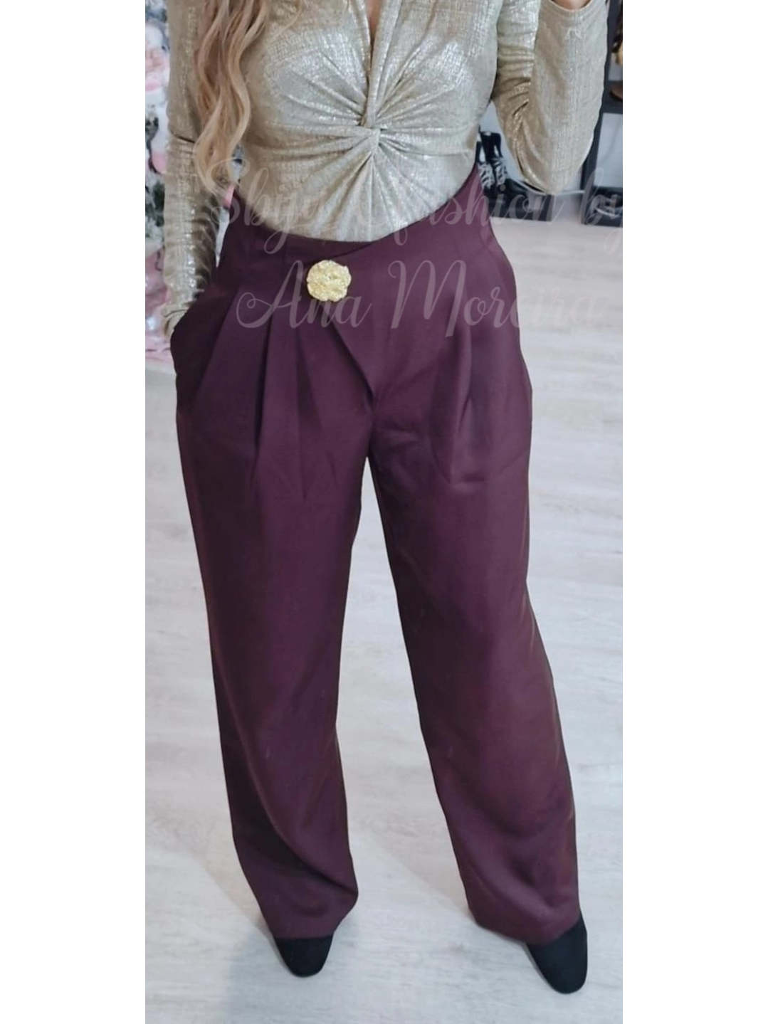 Calças em Tecido com Detalhe de Botão Dourado 1