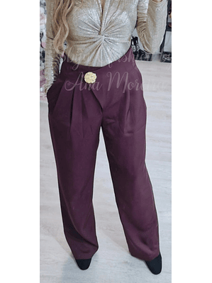 Calças em Tecido com Detalhe de Botão Dourado