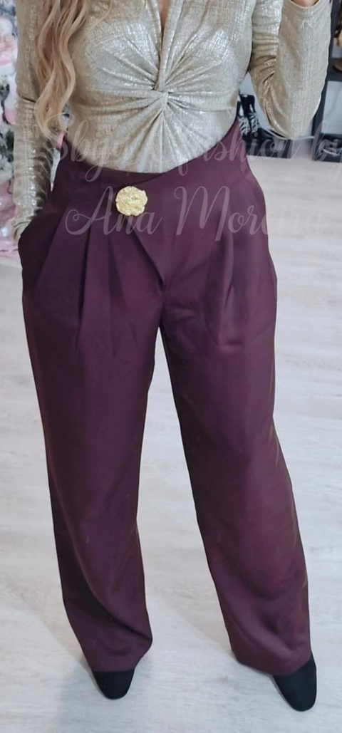 Calças em Tecido com Detalhe de Botão Dourado