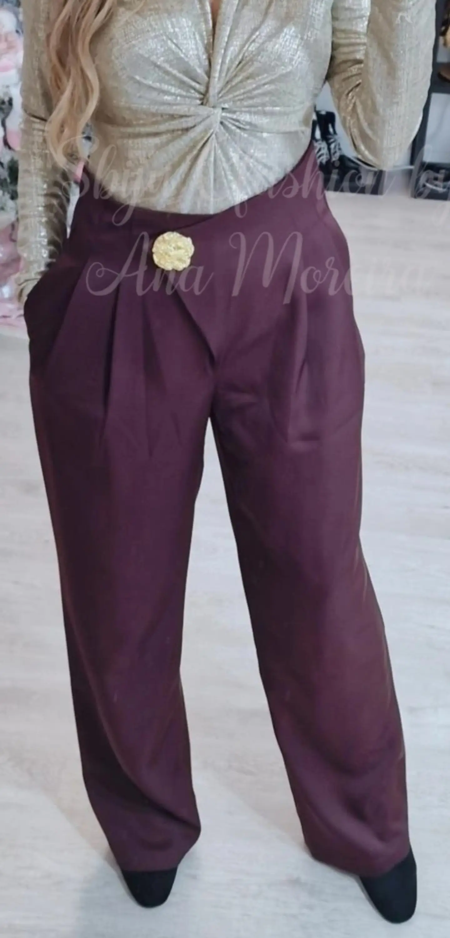 Calças em Tecido com Detalhe de Botão Dourado 1