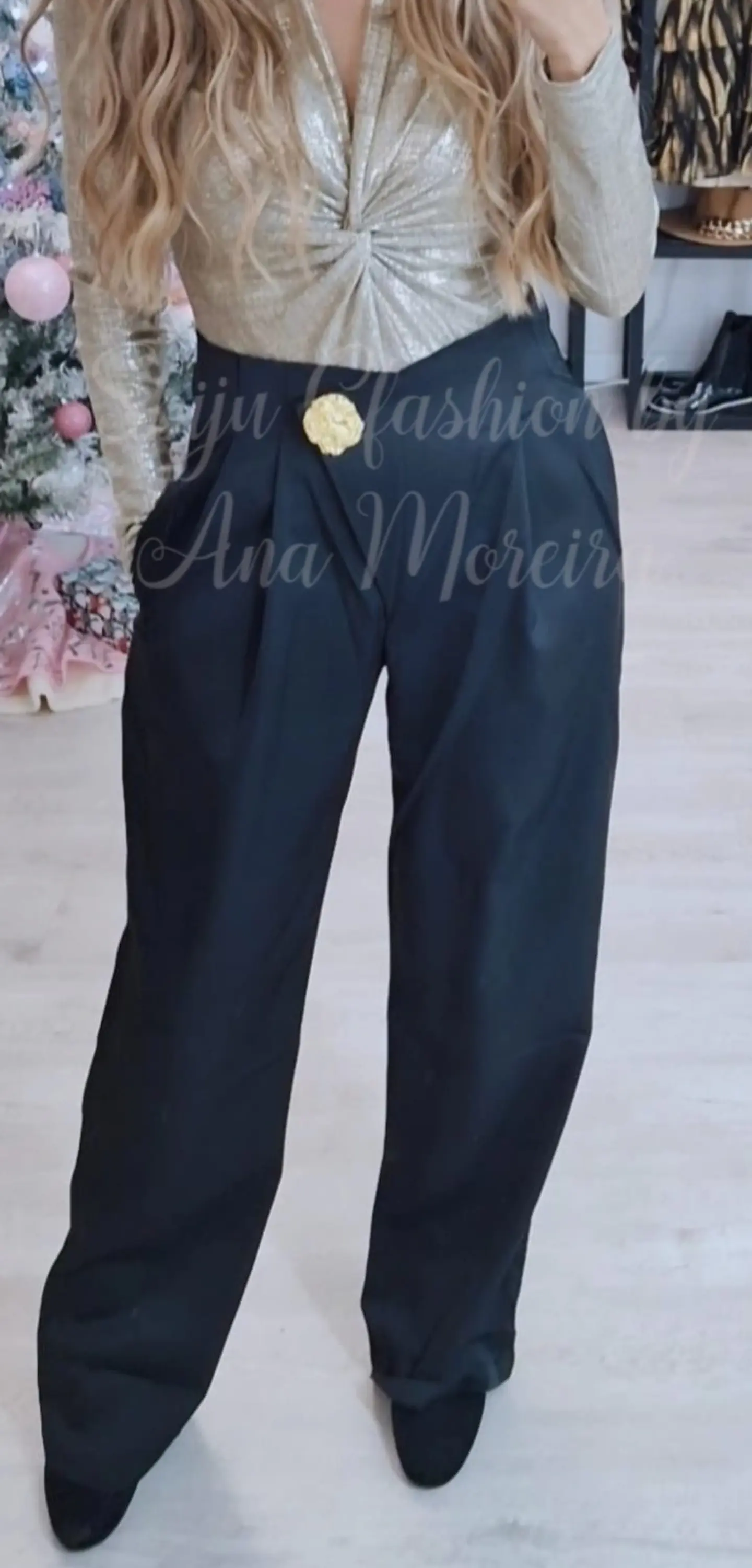 Calças em Tecido com Detalhe de Botão Dourado 6