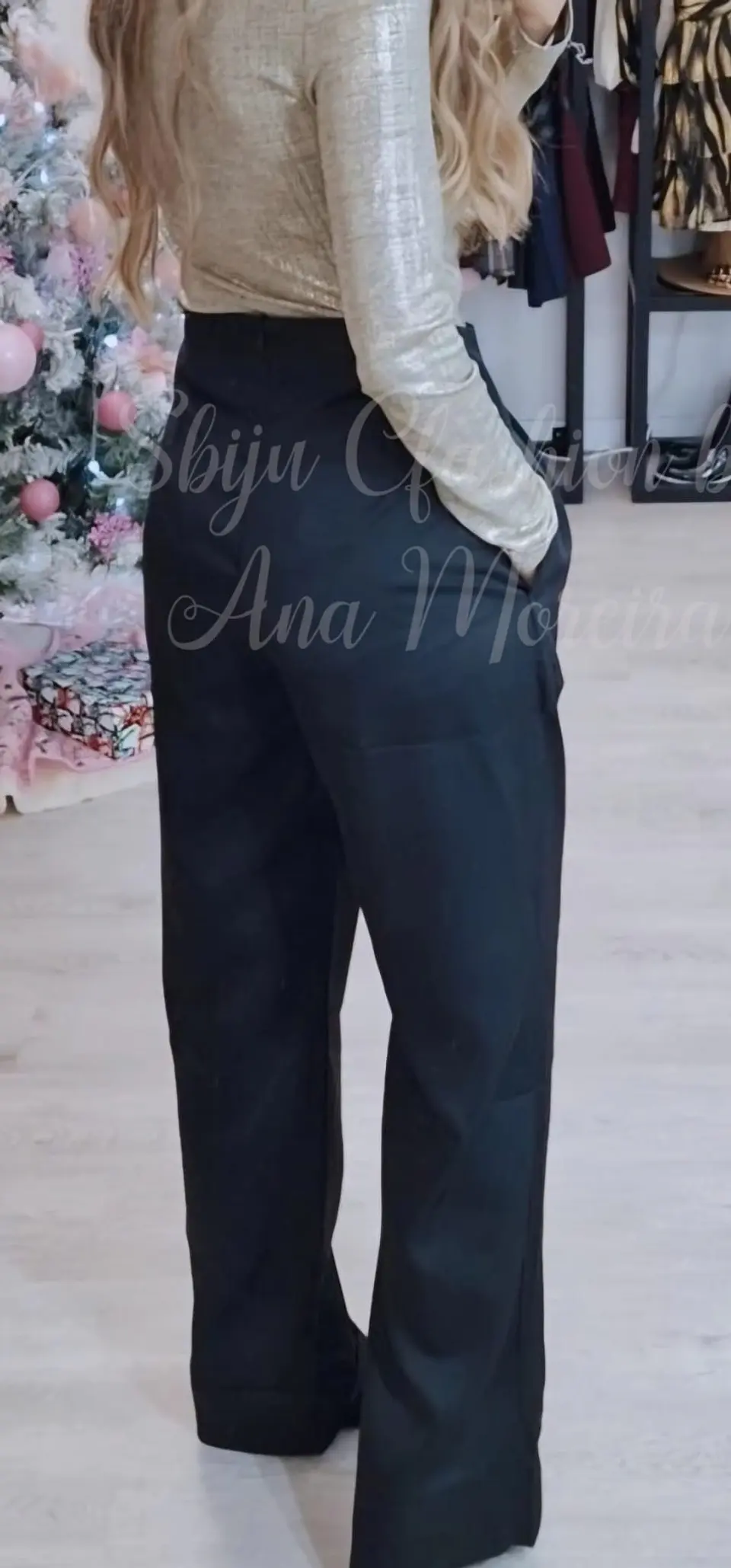 Calças em Tecido com Detalhe de Botão Dourado 5