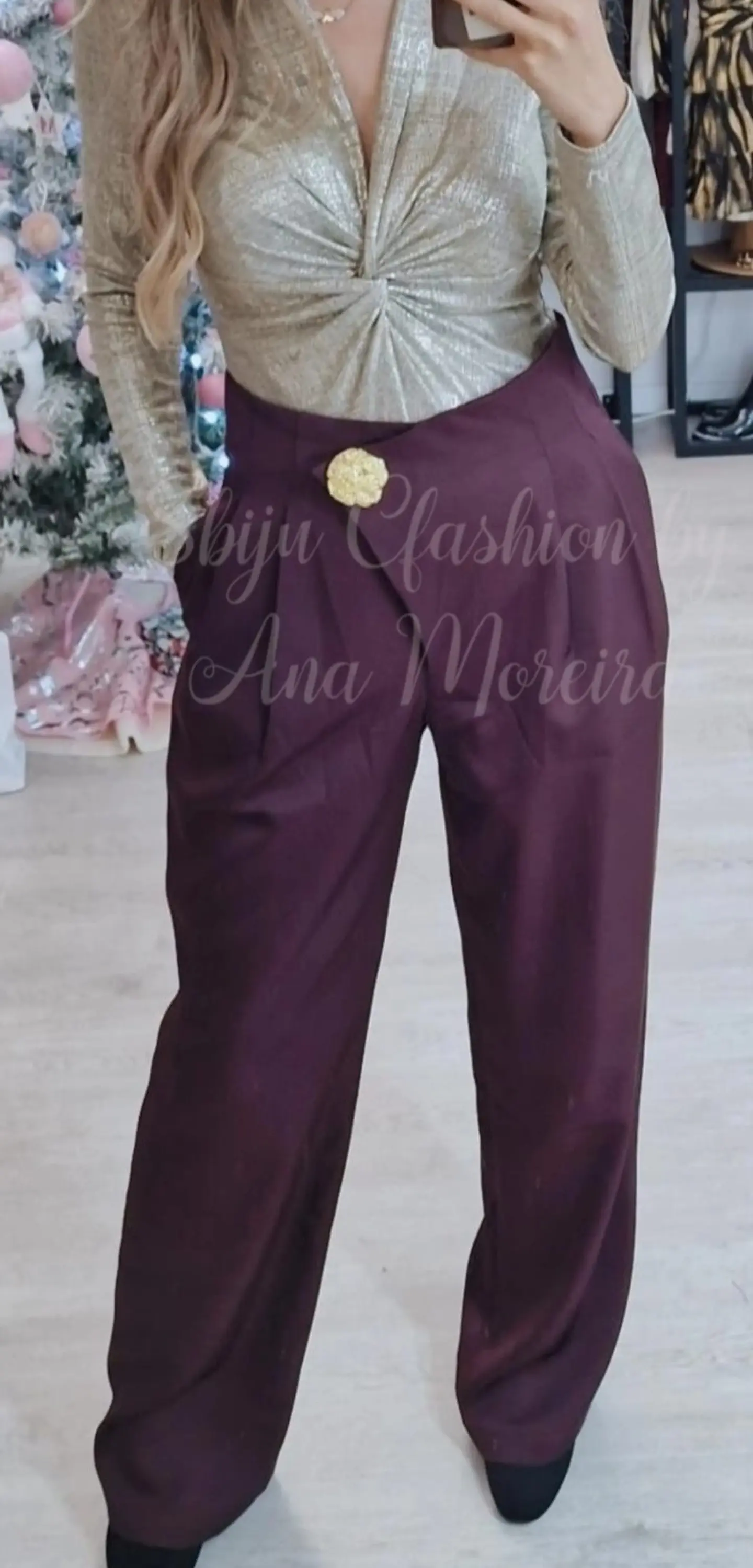 Calças em Tecido com Detalhe de Botão Dourado 2