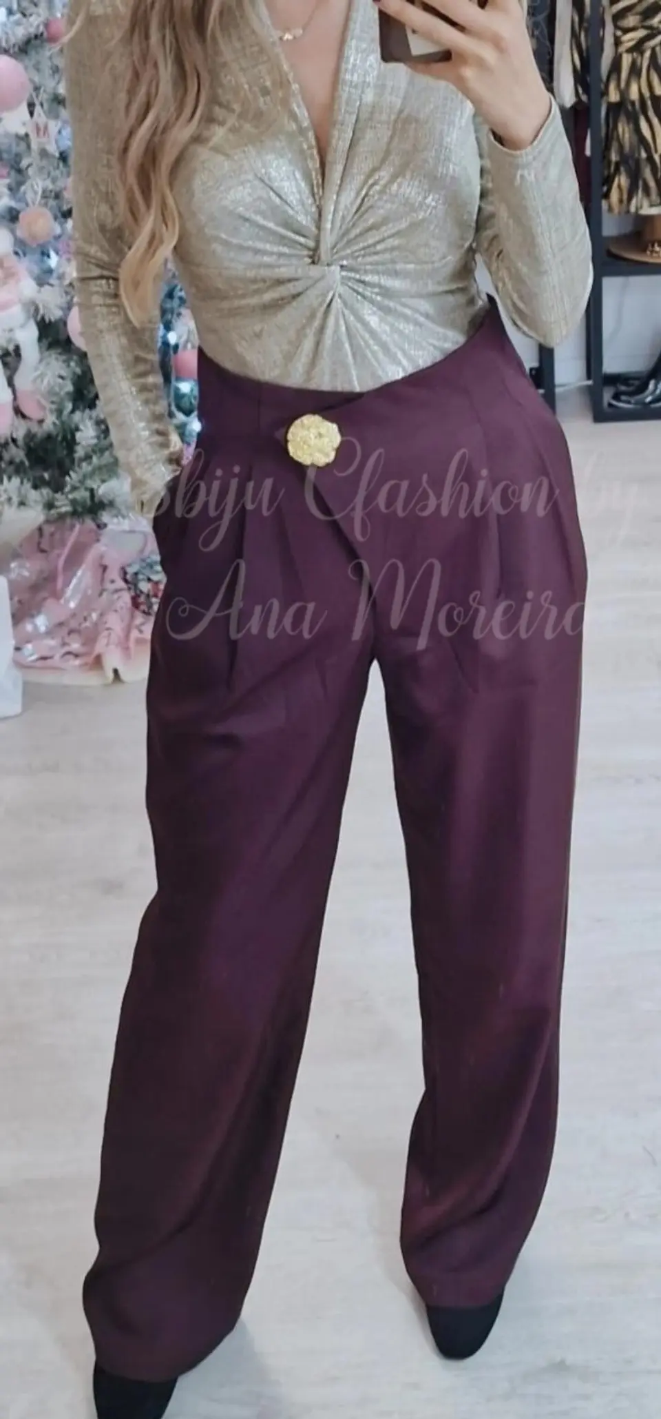 Calças em Tecido com Detalhe de Botão Dourado 2