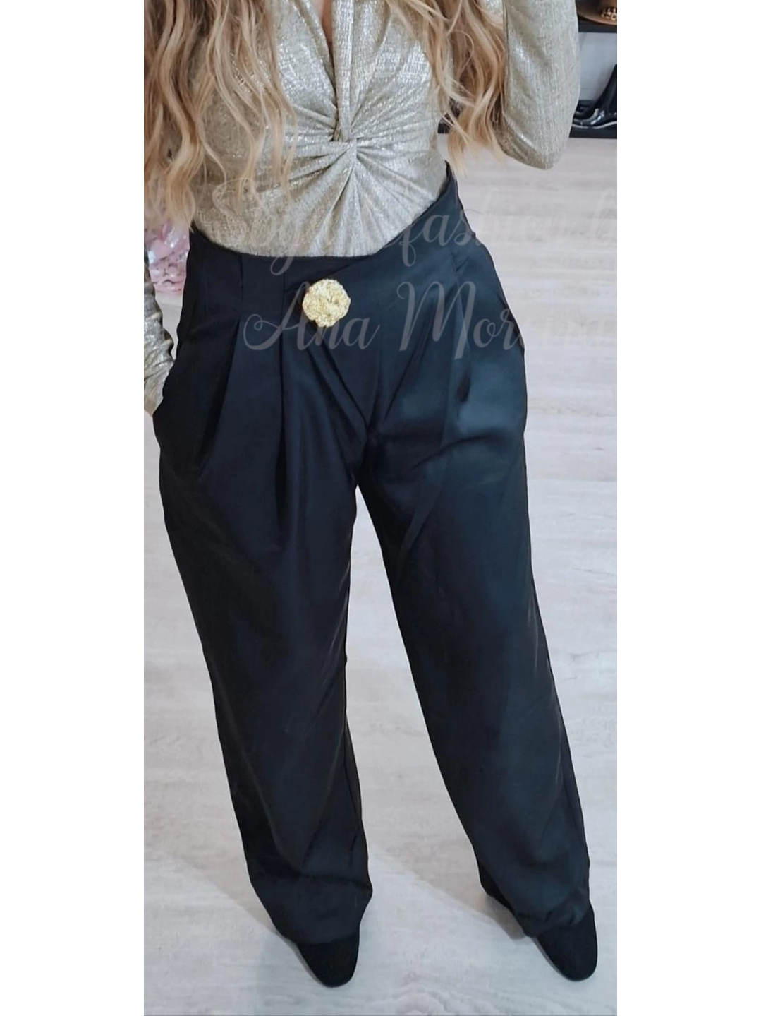 Calças em Tecido com Detalhe de Botão Dourado 4