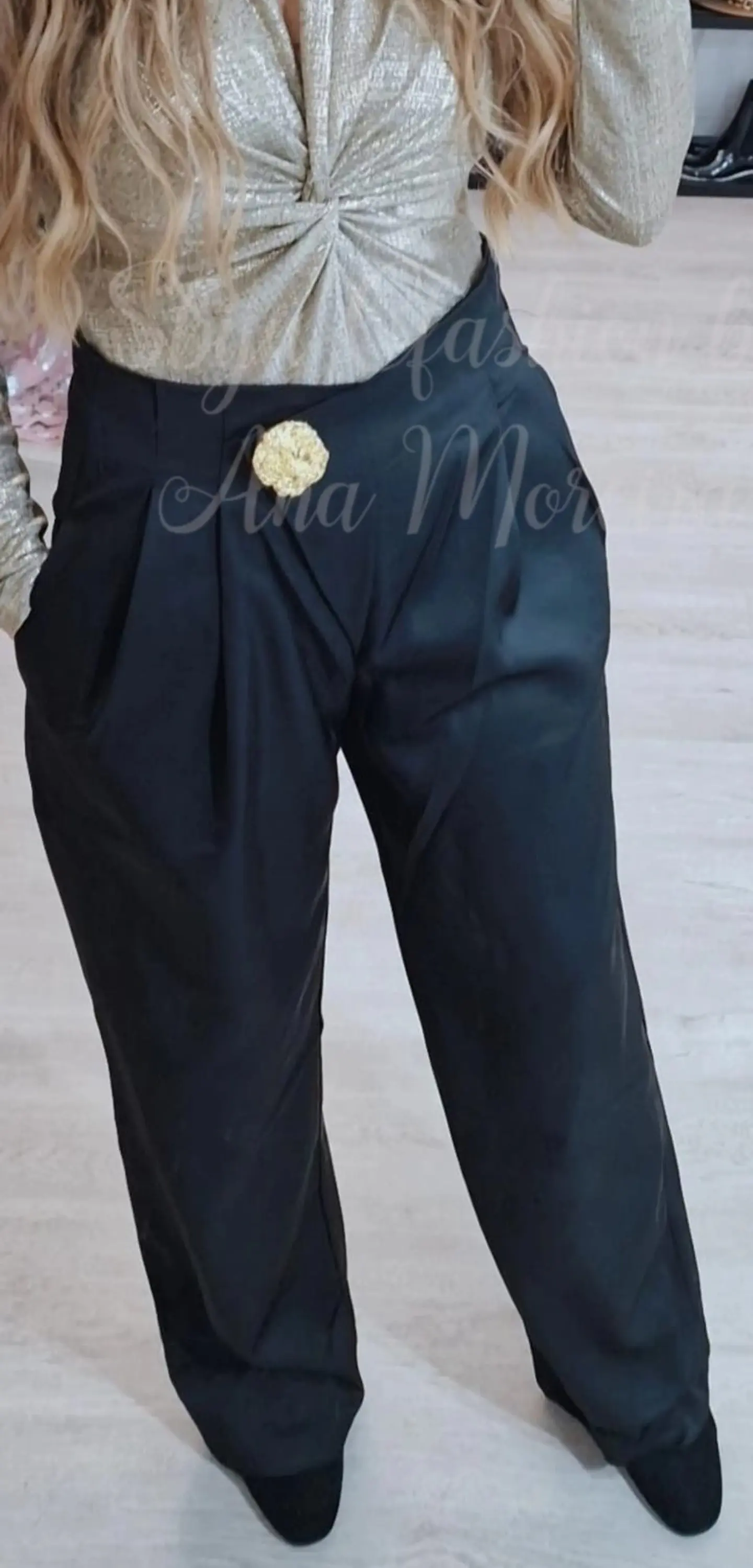 Calças em Tecido com Detalhe de Botão Dourado 4