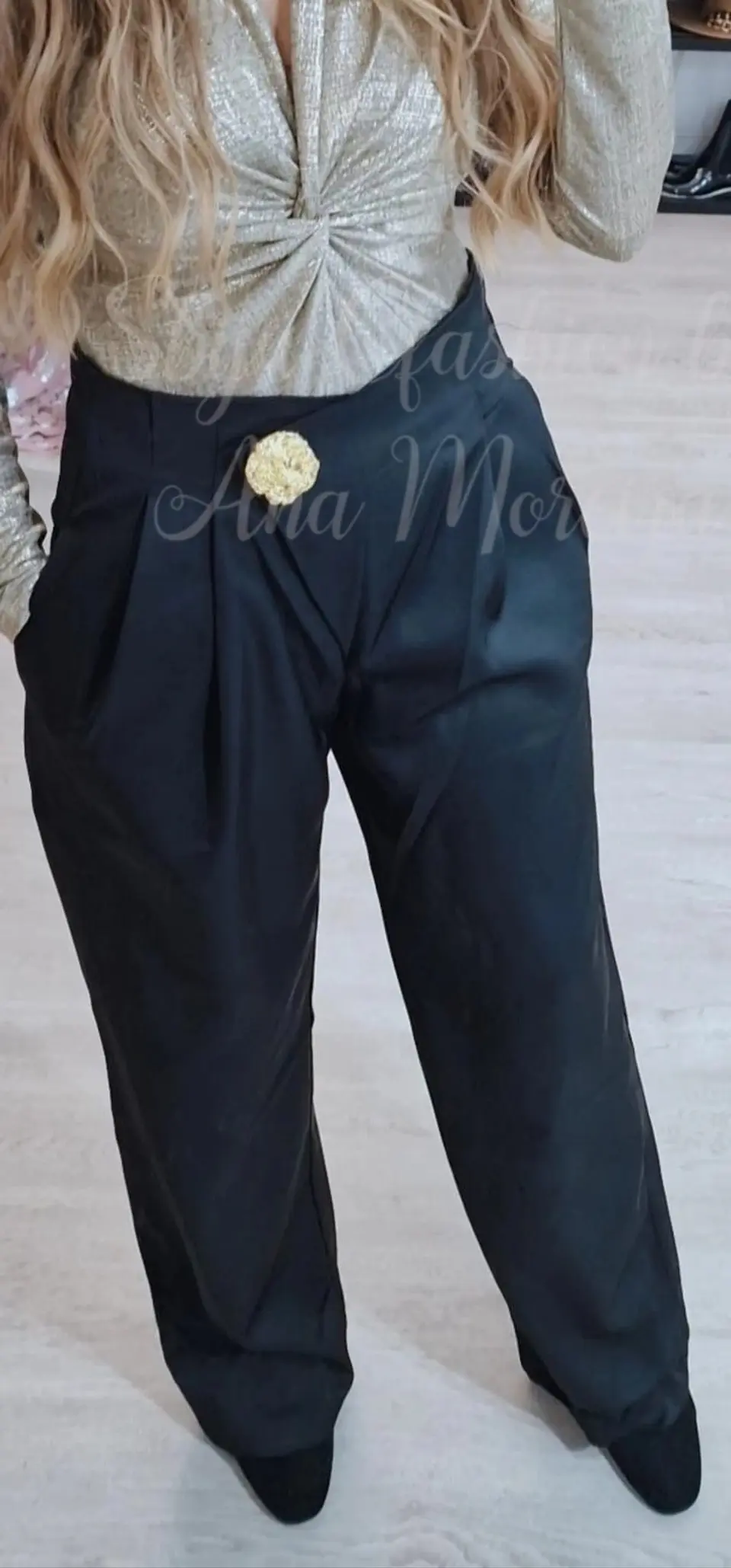 Calças em Tecido com Detalhe de Botão Dourado 4