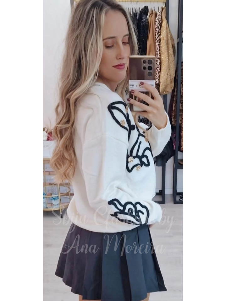 Camisola de Malha com Detalhe de Flores Pretas - TU 5