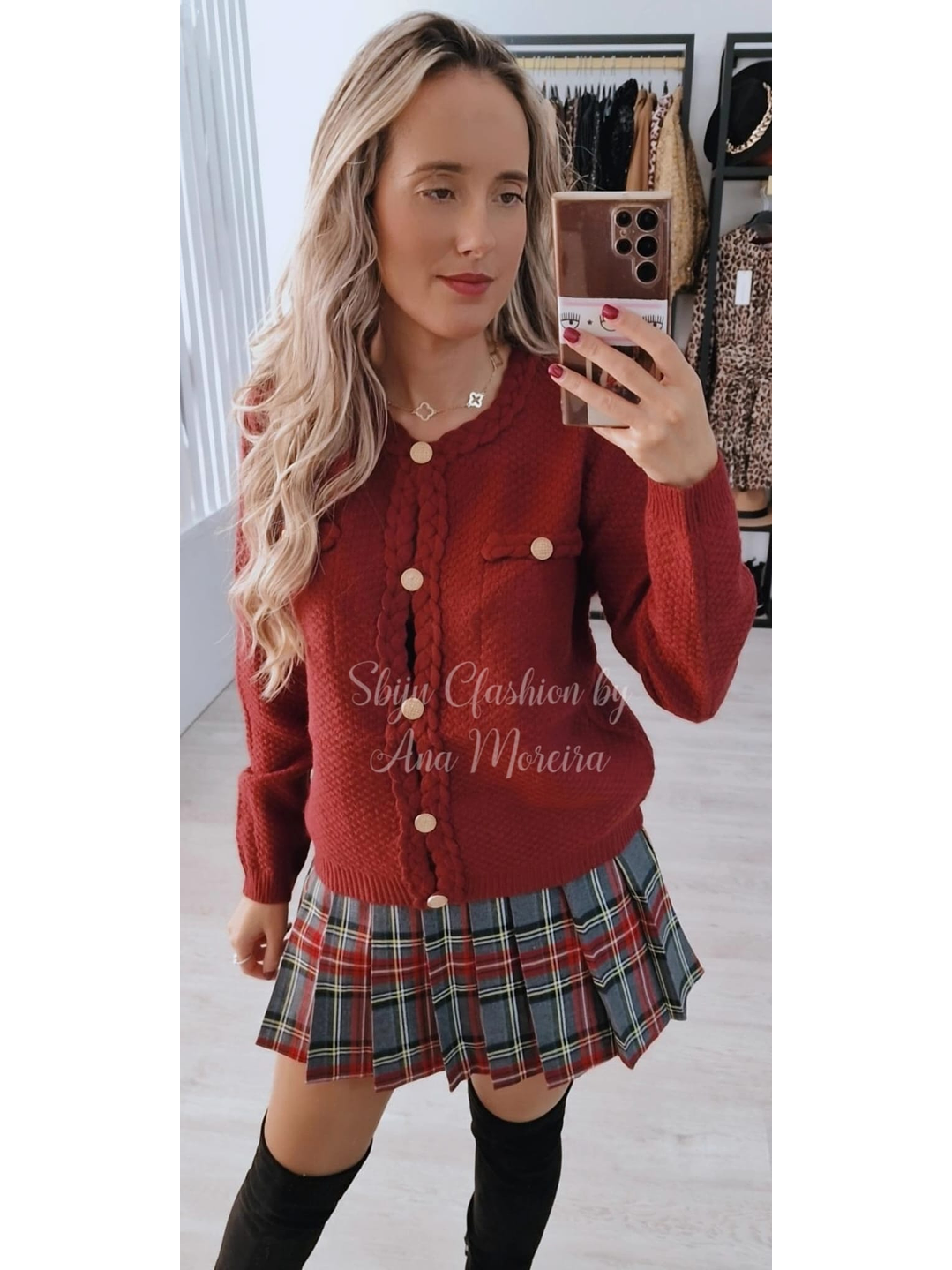 Casaco de Malha com Detalhe de Trança e Botões Dourados - TU 1