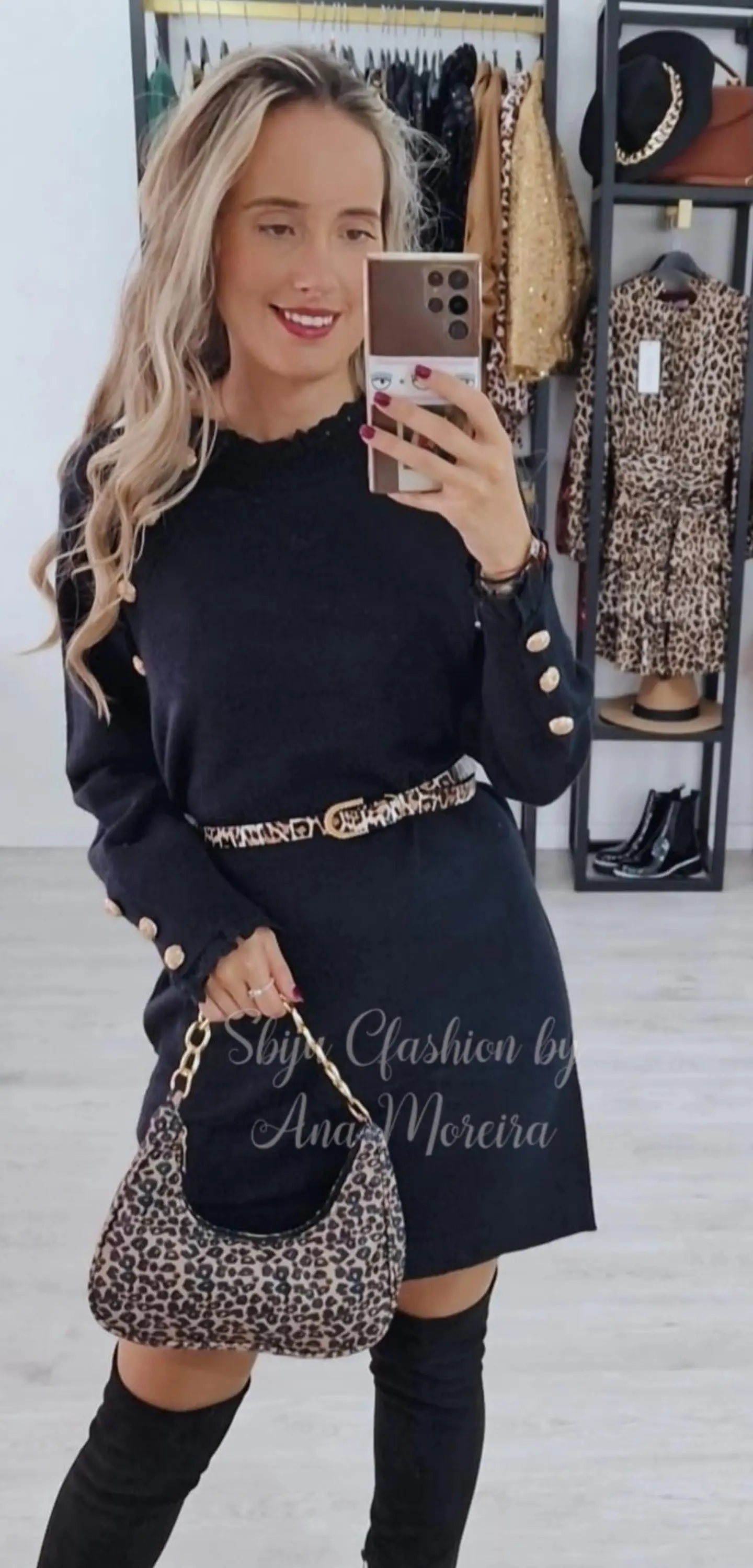 Vestido de Malha Quente com Detalhe de Botões Dourados - TU 2