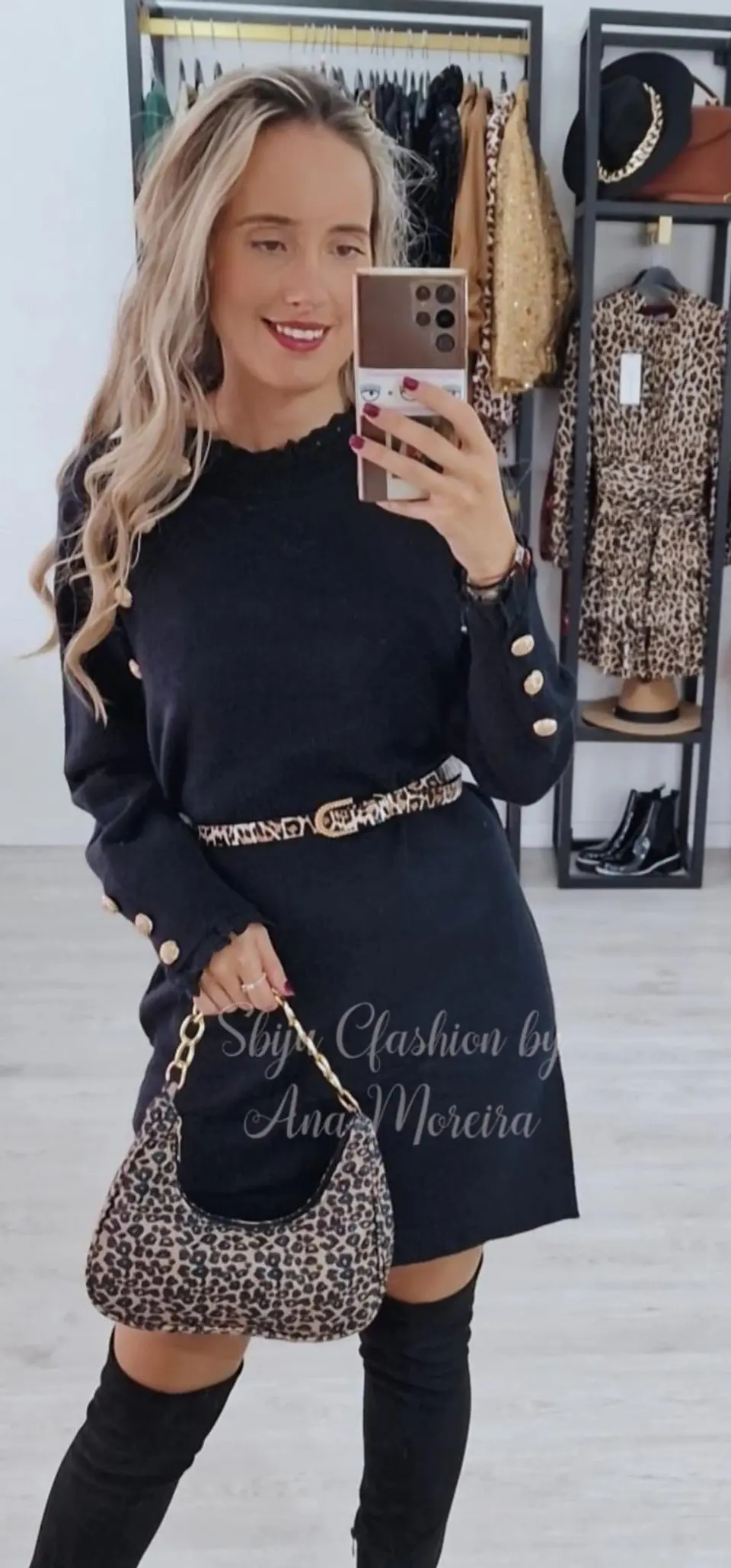 Vestido de Malha Quente com Detalhe de Botões Dourados - TU 2