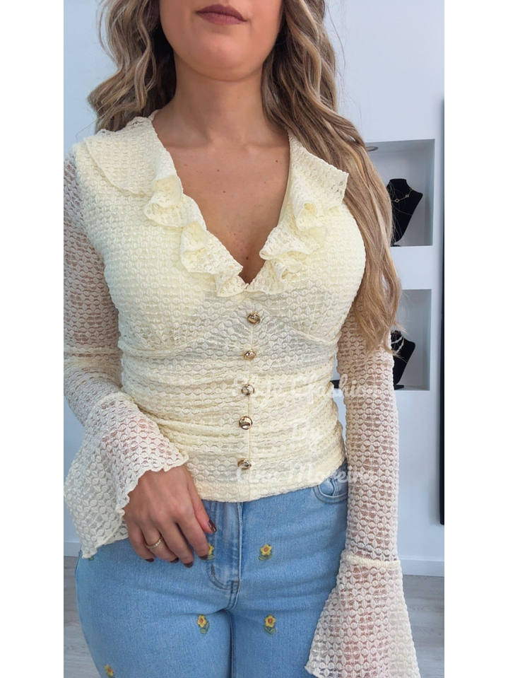 Blusa em Renda com Folhos e Botões Dourados 9